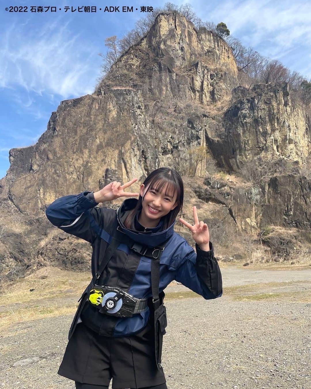 志田音々のインスタグラム：「仮面ライダーギーツ第36話、 ご視聴ありがとうございました☺︎  岩舟でのオフショット‼︎ テンション上がって、本編とは真逆の表情でピース✌🏻☺️✌🏻  クローレイズバックルだぜっ🟡」