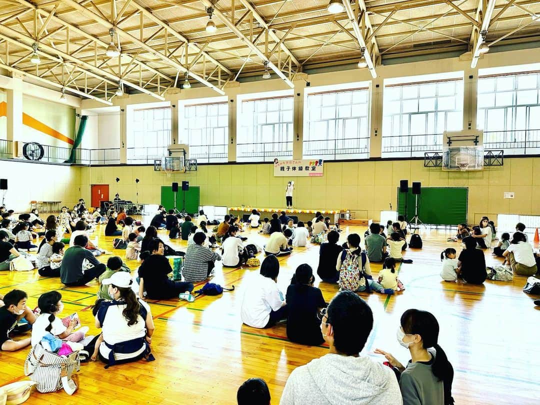 佐藤弘道さんのインスタグラム写真 - (佐藤弘道Instagram)「今日は午前中、客員教授を務めている大垣女子短期大学で公開講座「親子体操教室」でした。 参加してくださった地域の皆様、ありがとうございました。 そして、今日まで準備をしてくださった教職員の先生方、学生の皆さん、本当にありがとうございました。 司会進行も学生、前説でエプロンシアターや手遊びをしてくれたのも学生でした。 チーム大垣女子短期大学！本当にありがとうございました。  そして午後は、4年ぶりのワンダー元気セミナー！ 直接お会いして、一緒に動いて一緒に笑って一緒に汗を流して、本当に嬉しかったです。 ここ数年、当たり前の事が当たり前ではなかったので、今日はセミナーに参加してくださった先生方の顔を見て感動しました。 本当にありがとうございました。  まだまだセミナーの回数は元には戻っていませんが、これからも体が続く限り、先生方と一緒に動いていきたいと思います(^^)」5月21日 19時09分 - satouhiromichi023