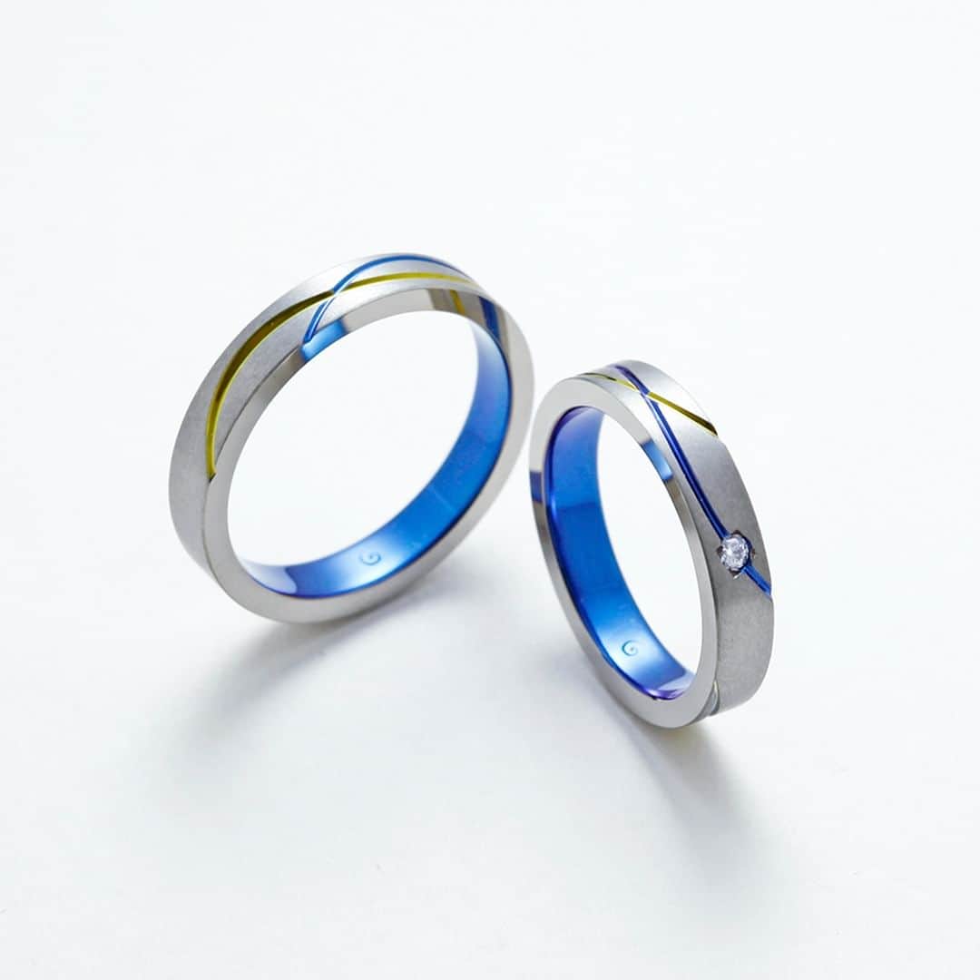 SORA ≪SORA表参道の公式アカウント≫さんのインスタグラム写真 - (SORA ≪SORA表参道の公式アカウント≫Instagram)「#結婚指輪SORA 【KOUFU-香風-】 思い出の季節を巡り吹く風が香気を含んで 二人の指輪を行き交います。  平打ち形状にシャープなラインで カジュアルな雰囲気のデザインです。  結婚指輪だからと気張らずに自分たちらしく 指輪を身に着けたい二人にぴったり。  指輪を重ねたときに交わる2本のラインに、 二人は何色を込めますか？  ◤香風 取扱店◢  ・SORA表参道本店 ・SORA札幌店  - - - - - - - - - - - - - - - - - - - -  🟩LINEでもデザインのご相談が可能です >>>「SORA」と検索！  公式アカウントをお友だち登録して メッセージを送ってください  SORA表参道本店のデザイナーがご返信します💁‍♀️  - - - - - - - - - - - - - - - - - - - -  SORA公式サイトや店舗情報は アカウントTOPのURLからcheck * >>> @sora_omotesando  ぜひハッシュタグをつけて SORAの写真を投稿してください♪ >>> #結婚指輪SORA  デザイナー、クリエイターが皆さんの投稿を拝見し 毎日パワーをいただいています🌿  - - - - - - - - - - - - - - - - - - - -  #結婚指輪 #婚約指輪 #ペアリング #金属アレルギー対応リング #結婚指輪オーダー #オーダーメイドリング #結婚指輪探し #婚約指輪探し #マリッジリング  #weddingring #プレ花嫁準備 #2023夏婚 #夏婚花嫁 #サムシングブルー」5月21日 19時10分 - sora_omotesando