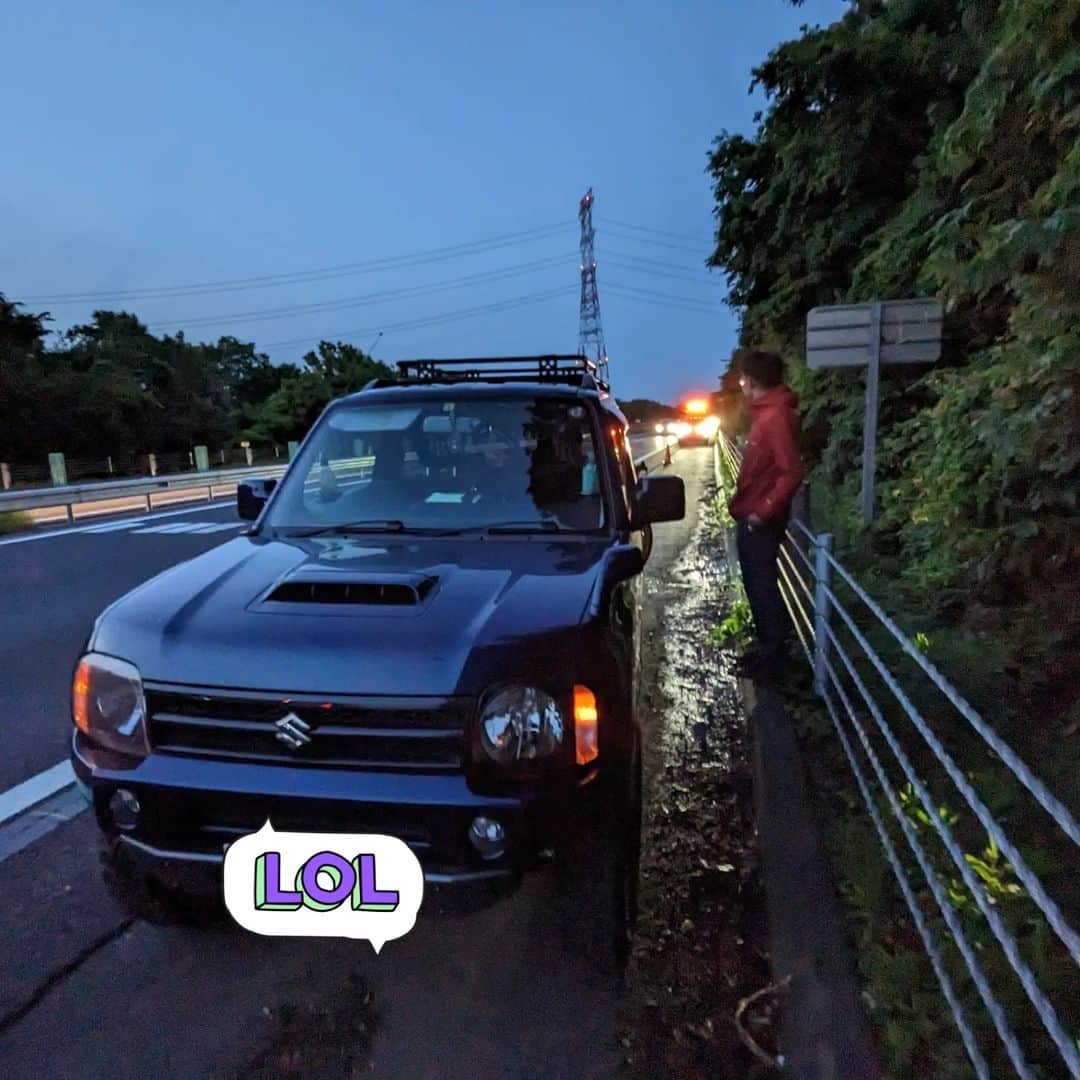 山下晃和のインスタグラム：「【CAR】人は話に夢中になるとガス欠になるという学びがありました…😭  #ネタやん #BIKEANDCAMP #ロードサービス待ち中 #お腹減った #大失態」