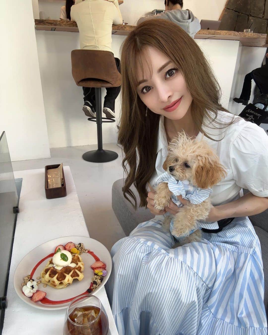 大迫麗香のインスタグラム：「チビたんとお茶してきた🐶✨ メニューもHPもなくてインスタで全て完結しているお店✨ 新しい価値観を取り入れることって大切だね✨ トレーニングも日進月歩☺️✨ 新しい技術を取り入れることも大切✨✨  #美ボディ #ベストボディジャパン  #女性専用ジム  #美ボディ女子 #恵比寿パーソナルトレーニング #恵比寿ジム #パーソナルトレーニング東京 #代官山パーソナルジム #渋谷パーソナルジム #恵比寿パーソナルジム」