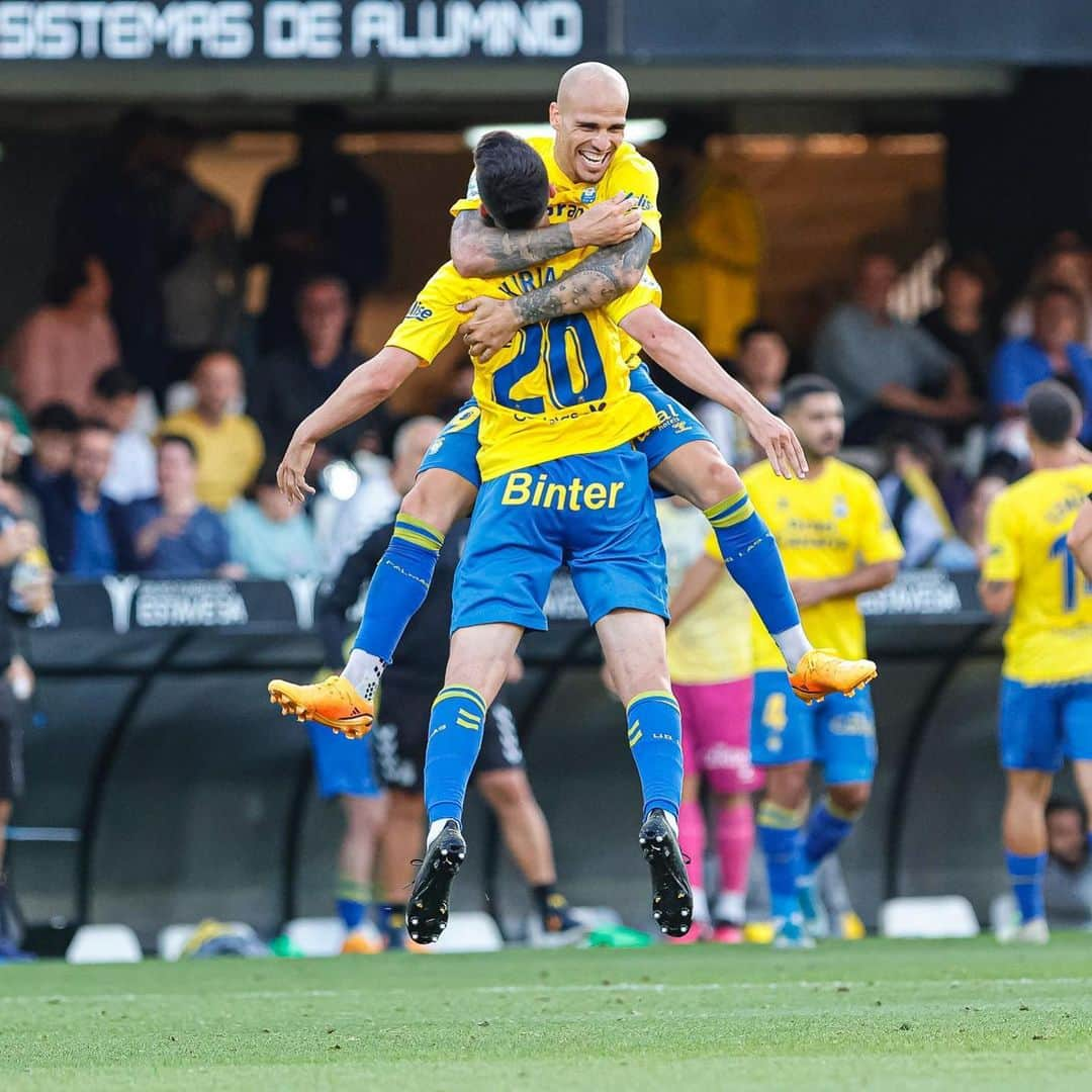 サンドロ・ラミレスのインスタグラム：「Enorme el trabajo del equipo ➕3️⃣ El próximo sábado vamos juntos con todo 💛💙 A un pasito del objetivo 💪🏻 VAMOS!!! #LaUniónHaceLasPalmas #LaLigaSmartBank」