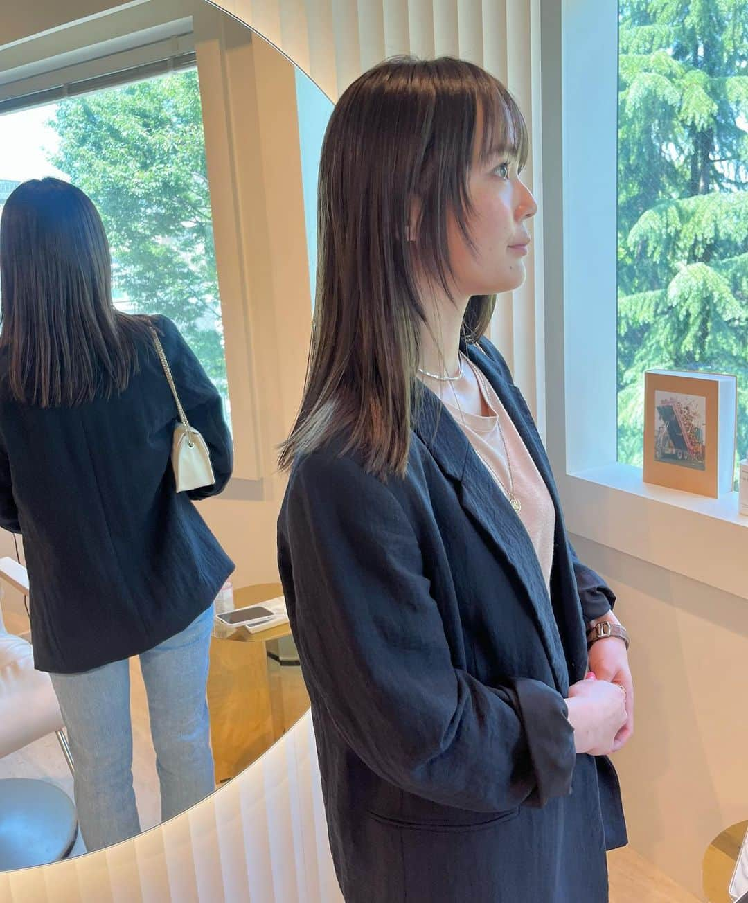 新倉真奈美のインスタグラム：「sheer gray❤︎  毛先はパツっと 顔まわりpointに✂︎」