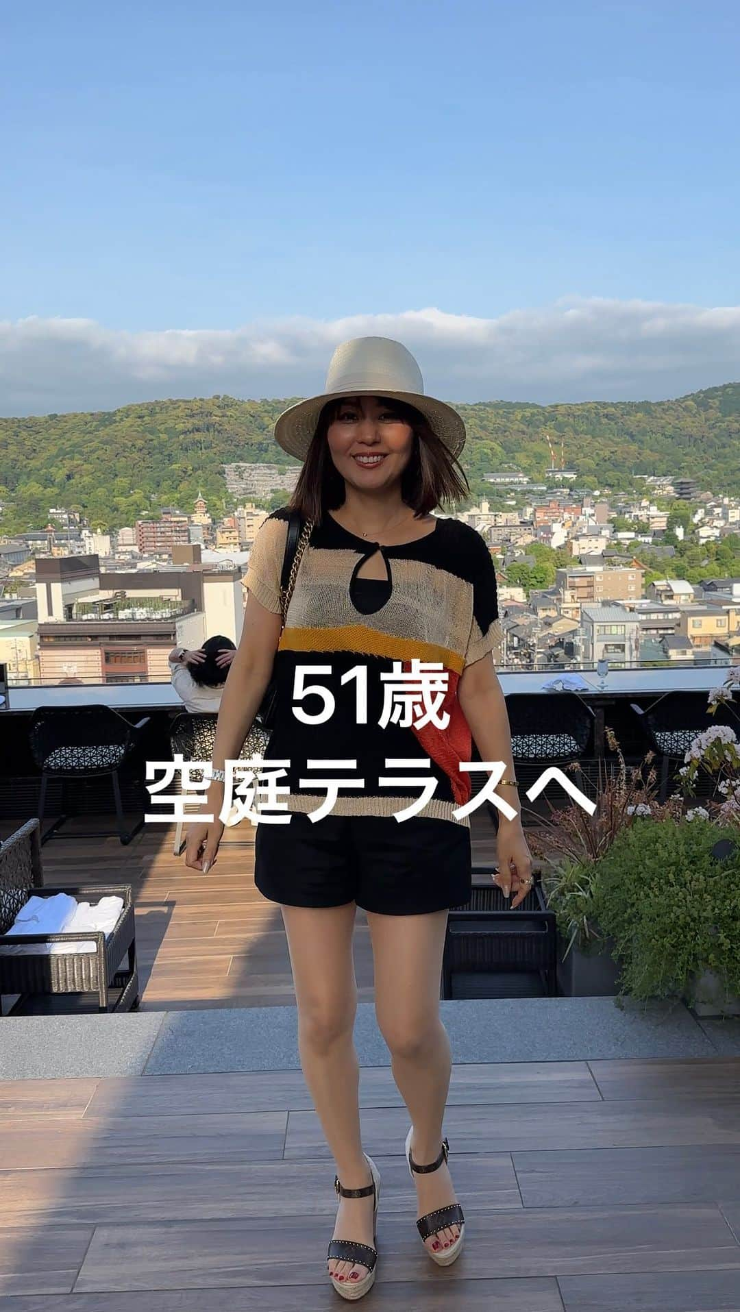 ikuのインスタグラム：「こんばんは🌛 おつかれさま  京都市内のど真ん中に温泉ホテルが♨️ 近いけど一度泊まってみたくて🤣❣️ 屋上は宿泊した人しか入れないルーフトップバーもあり足湯温泉もあったよ😊🎵 私は夕方少し寄ってみたんだけど景色が綺麗過ぎました💚頻繁に見てる山々なのにどこか遠くに来たような気分になりました😊🤣❤️  @soraniwa.terrace.kyoto  トップス  @zara  new✨ サンダル  @louisvuitton    #空庭温泉 #空庭テラス#四条河原町#ホテル巡り #京都#京都市内#京都観光#温泉#ZARA #いつもありがとう#アラフィフコーデ」