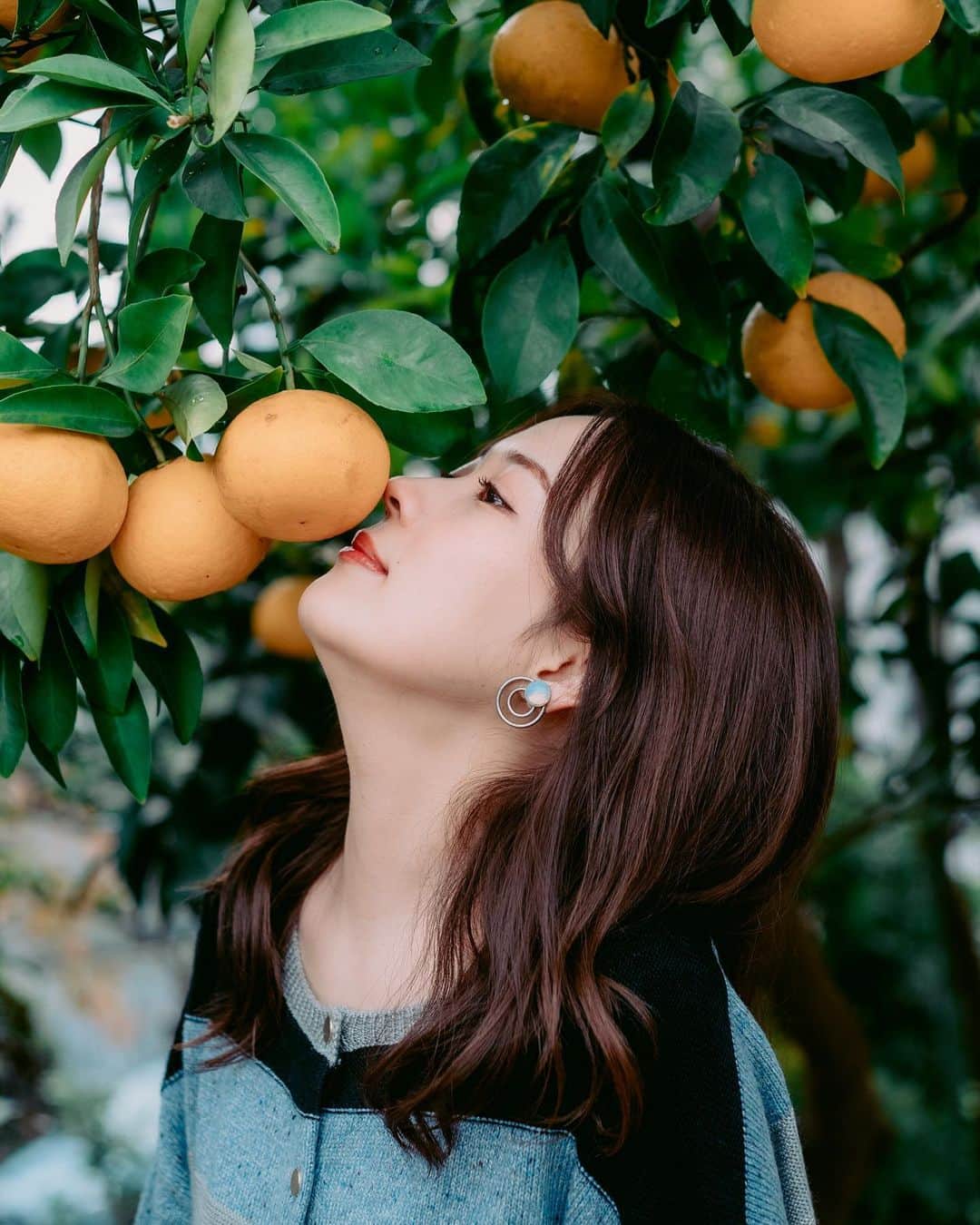 亜希子のインスタグラム：「現在、『人生に詰んだ元アイドルは、赤の他人のおっさんと住む選択をした』(祥伝社)が一部品切れとなっており、読者の皆様にはご迷惑をおかけし申し訳ございません。。   おかげさまでたくさんご注文を頂き、少し追いついていないようです。ありがとうございます。  しかし、現在も全国の書店さん店頭や、ネット書店にてご注文いただけます。  私は小さな頃から「本屋さん」という存在に救われながら生きてきました。  幼少期、自宅の近所にあった小さな書店で沢山の小説に出会い、いつも空想の本の世界の中に魂を飛ばしていました。  色々な国の、色々な人生を追体験することで、これまでどうにか生きてきたようにも思います。  本が、心から大好きな人間です。  ぜひ、お近くの書店さんでお買い求め頂ければ嬉しいです。  たとえ私の小説ではなくても、運命の一冊に巡り会えることを心から祈っております。  (Amazonはじめ普段使い慣れていらっしゃるインターネット販売があればそちらもご活用下さいね💋)  大木亜希子  📷🦌✨」