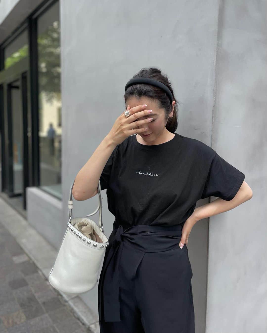 のインスタグラム：「☆ 𝕠𝕦𝕥𝕗𝕚𝕥 ☆  . 息子も旦那もいない日曜日  家でゴロゴロ ずーっとゴロゴロ  何か家で出来る趣味が欲しいなぁ  最近またまたモノトーンばかりだから 明日は明るいパンツでも履こうかな  . . .  #reca#高身長女子#高身長コーデ#40代コーデ #40代ファッション#大人カジュアル#30代ファッション #30代コーデ#骨スト#骨格ストレート#シンプルコーデ#ブラックコーデ #キレイめコーデ#プチプラコーデ #プチプラファッション」