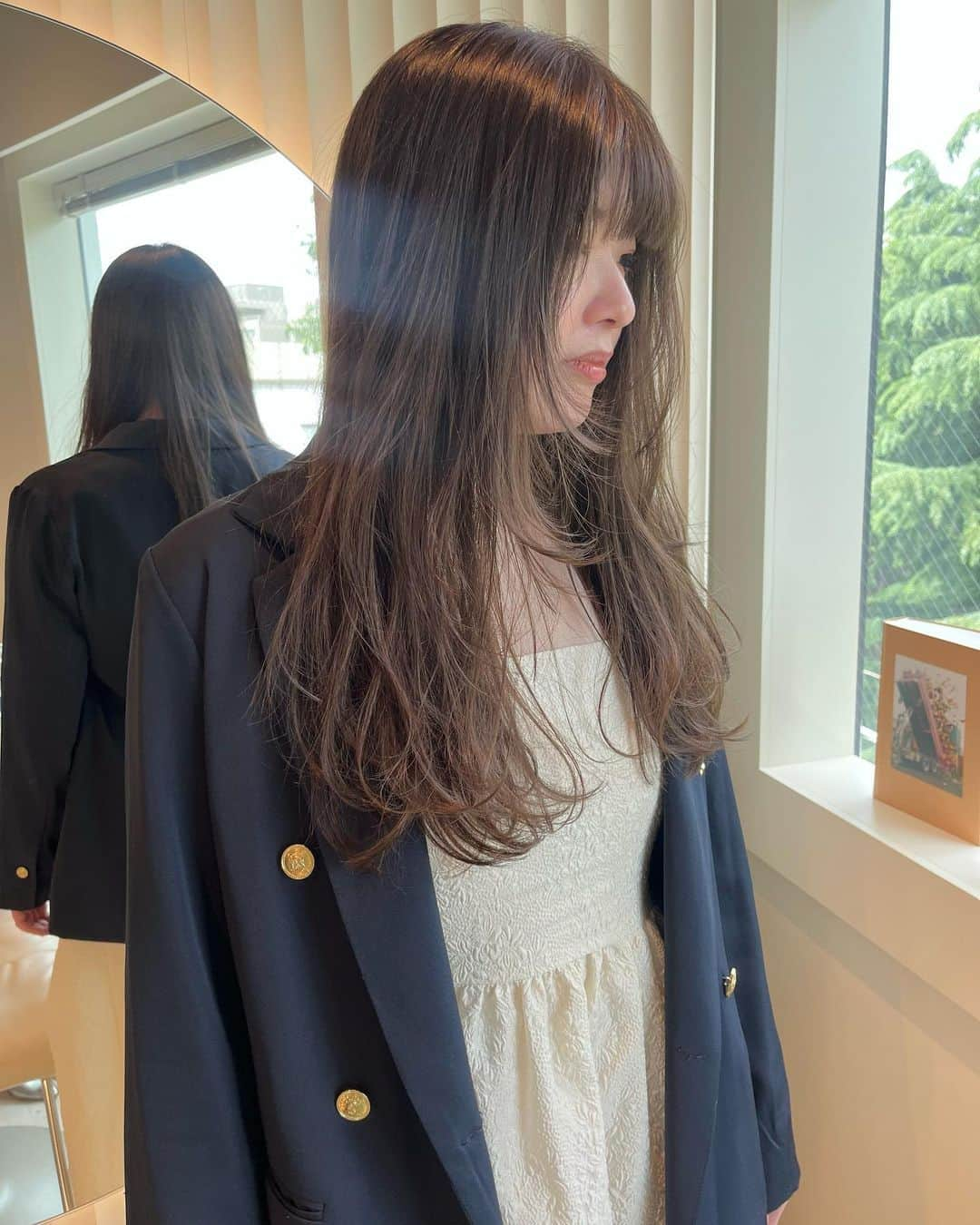 新倉真奈美のインスタグラム：「暗めだけど透明のある grayge♡  柔らか動くlayerで 重すぎないlong ✂︎」