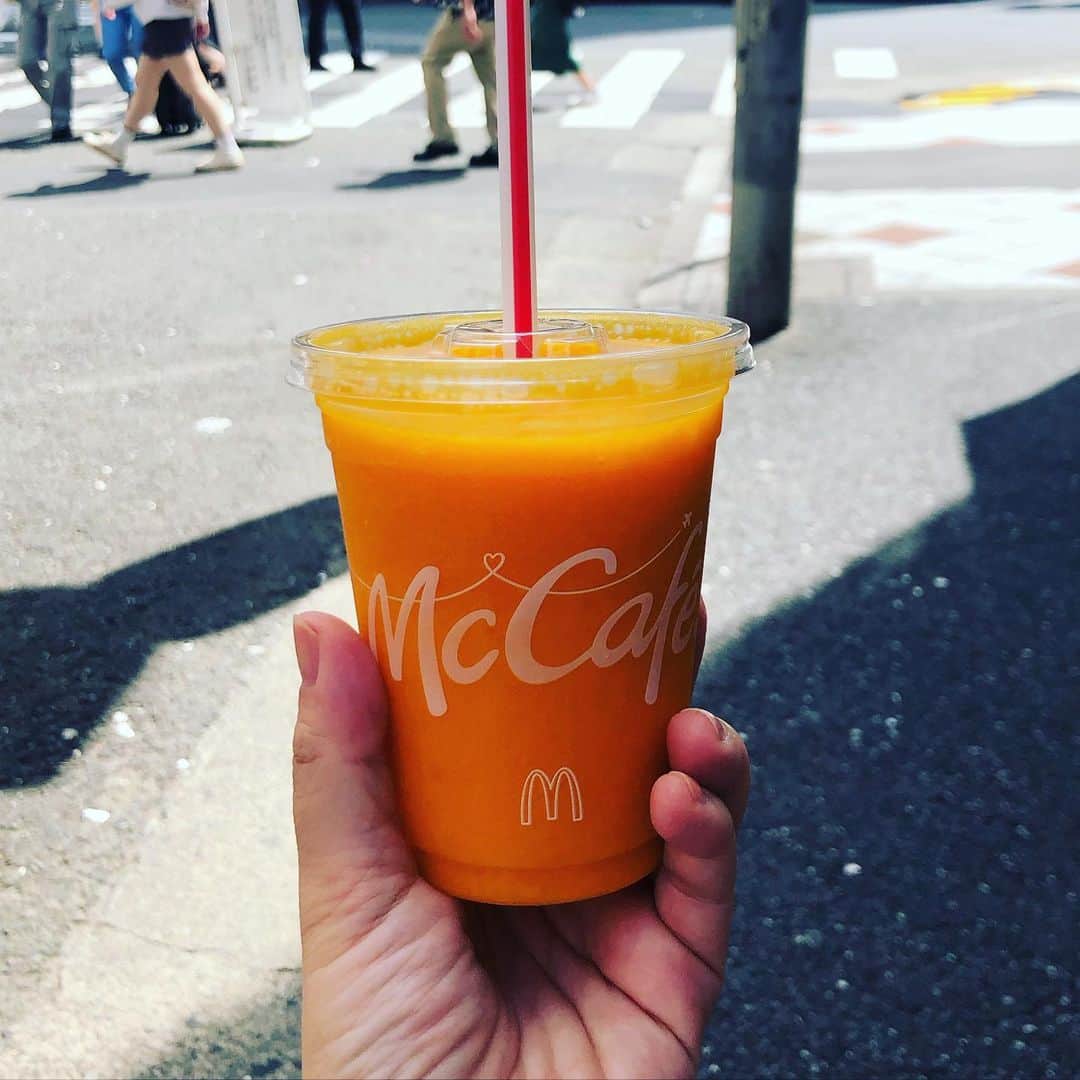 水谷さるころのインスタグラム：「マックのマンゴースムージー飲んだ。めちゃくちゃ甘かったので、牛乳入れてマンゴーオレにした。お父さんも息子も「めちゃくちゃ甘い方が好き」だって…。マンゴーオレも美味しいよ🥭🥛😂」