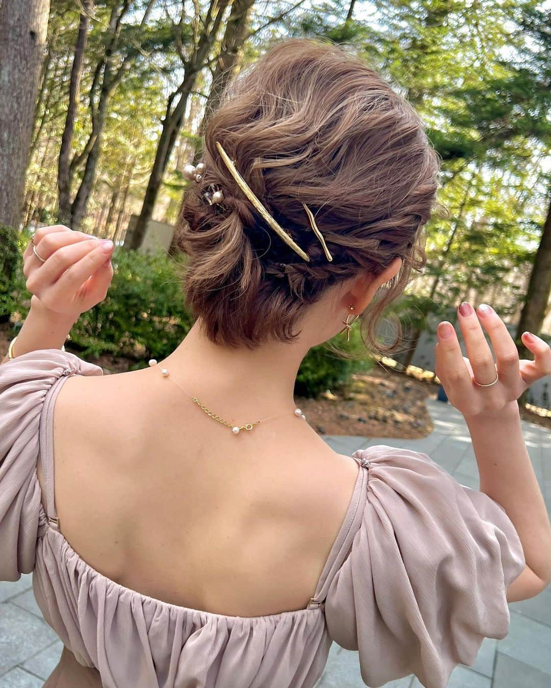 藤原望未さんのインスタグラム写真 - (藤原望未Instagram)「ショート〜ボブのお呼ばれヘアアレンジ！  微妙な長さって本当に悩みますよね🤣  私的には結婚式の参列は、普段よりお洒落でいたい、祝福の気持ちが伝わるように少しだけ華やかな雰囲気でいたい。という想いがあり、  できればアップスタイルにしたいー！！！  ということで、襟足も短い時ですが無理を言ってお願いしました🤣  完全なアップは難しいけれど、アップスタイルに見えるようにと、こんな素敵にアレンジしてくれました☺️🫶  綺麗なヘアアレンジの時にはいつもよりルンルン気分で居られますね🎶  髪の毛短めな皆さん、アップスタイルに見えるアレンジ、試して見てください😊  ドレス： @andemiu_official  ネックレス： @_torugato_apparel_  ヘアアクセ： @anemone_official  とスリーコインズ👏   #ボブヘアアレンジ  #ショートヘアアレンジ  #お呼ばれヘア  #お呼ばれヘアアレンジ  #お呼ばれボブ  #結婚式ヘアアレンジ  #綺麗めコーディネート  #華やかコーデ  #ショートヘアは好きですか」5月21日 19時18分 - nozo.mi74