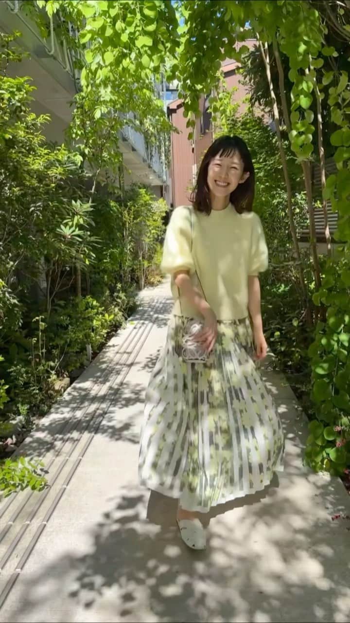のインスタグラム：「わたしの大切な人がもし、 恋愛や人間関係に悩んでいたら。   「あなたはそんな対応をされていい人間ではない」 と、私は言うでしょう。       頑張ること、 向き合うこと、 時間をかけることは   あなたを大切にしてくれる相手にだけ すればいい。   あなたと同じだけ 頑張って 向き合って 時間をかけてくれない相手に 感情を動かす必要はない。   耐えなくていいよ、 我慢しなくていい、 気持ちを抑え込まなくていいんだよ。    . #恋愛 #結婚 #夫婦 #人間関係」