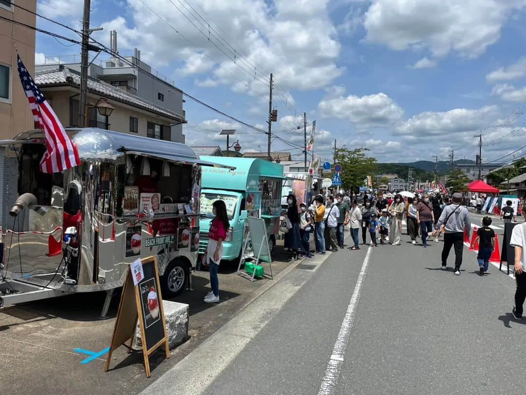 松本康太さんのインスタグラム写真 - (松本康太Instagram)「シンボルロード夢☆フェスタ「地域活性よしもとお笑いステージ」  今日は京都府南丹市のイベントにジョイマン、京都府住みます芸人きゃろっときゃべつ、木下弱くんと一緒に参加させていただきました(*´ー｀*)　  キッチンカーが36店舗！そしてたくさんの人が来てくれましたo(^o^)o　 暑い中ありがとうございました！  京都グルメをみんなでお腹いっぱい食べました。　　　  #京都#jc#日本青年会議所#そのべ#レギュラー#あるある探検隊#京都府文化観光大使#きゃろっときゃべつ#木下弱 くん#ジョイマン#イベント#お笑いライブ#笑顔#歌#明日があるさ#笑顔のまんま#キッチンカー#キッチンカーイベント」5月21日 19時19分 - aruarutankentai.matsumoto