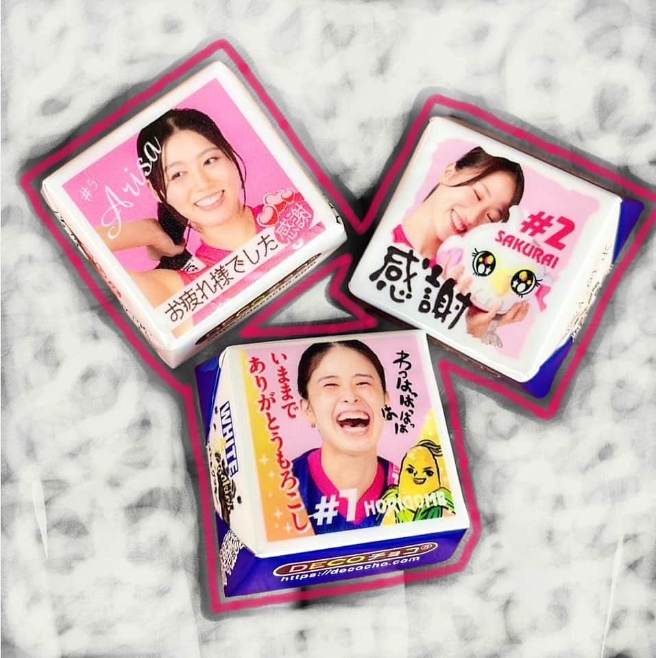 長野有紗のインスタグラム：「. 写真入り限定チロルチョコ🤎❤️ リホとサキのは売り切れ。 みんなの欲しかった～🫠 #ヴィクトリーナ姫路」