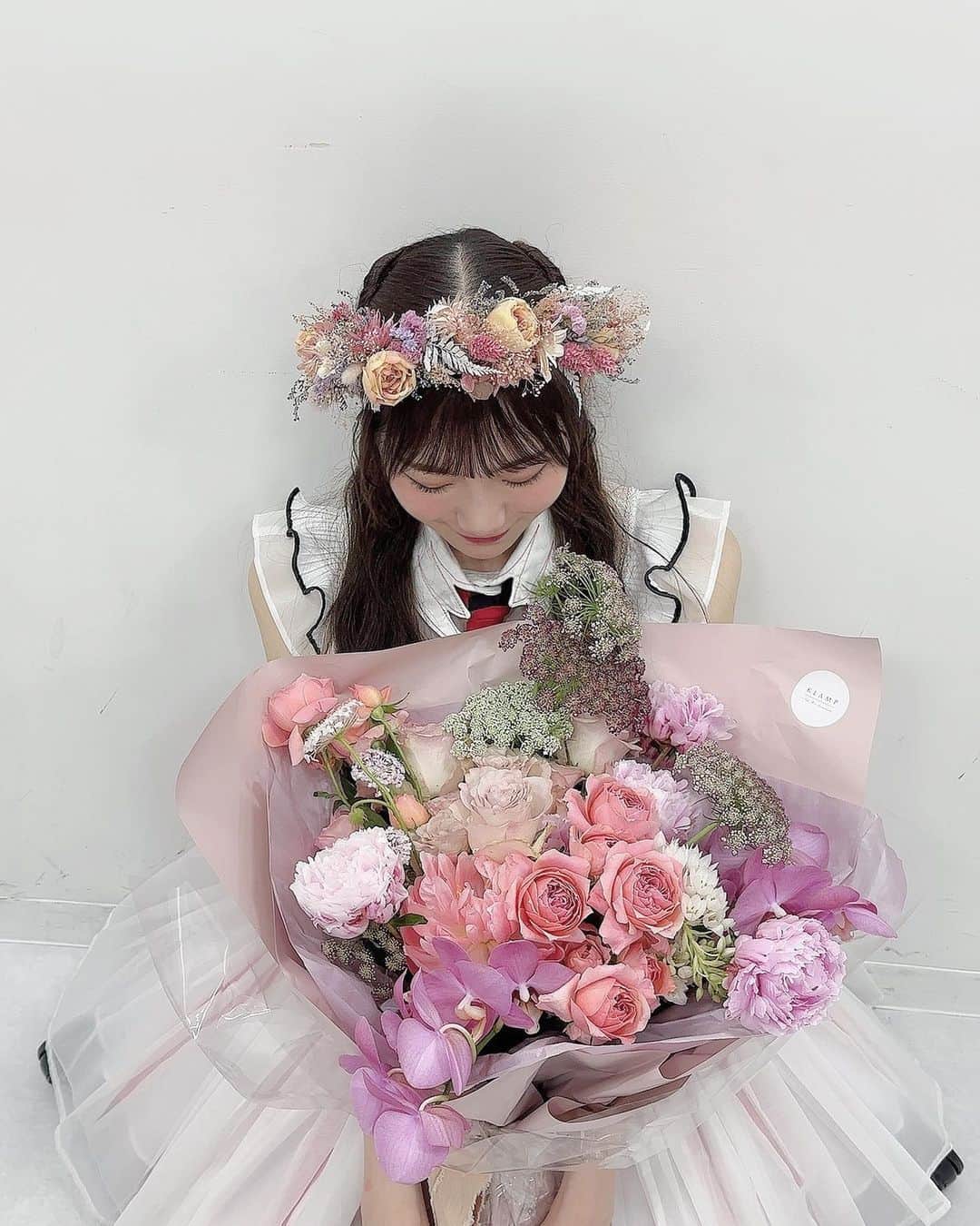 藤崎未夢さんのインスタグラム写真 - (藤崎未夢Instagram)「♡‬  昨日の生誕祭で ファンのみなさんからいただいた 花束と花かんむり🌼  なんとわたしのだいすきなお花屋さんのものでした…！  さすが！ わたしの “ すき ” を知り尽くしてくださっている ファンのみなさん！ 本当にありがとうございます😭  そしてKLAMPさん すてきなお花を準備してくださって 本当にありがとうございました！ またお店に行きます☺️ . .  #NGT48 #生誕祭 #藤崎未夢生誕祭」5月21日 19時21分 - miyu_miyu_ngt48