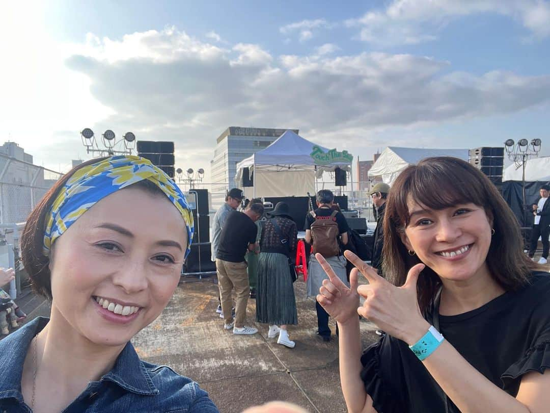 南早苗のインスタグラム：「昨日は、 Touch The Sky  〜Tatemachi Culture Festival〜vol.2へ。 タテマチパーキングの屋上がステージに✨  いい風が吹いて気持ちよかった〜😌 T字路sのライブでスカッとした〜😆  ストリートにはキッチンカーなども出て、お祭り満喫😊  次回開催を楽しみにしています💓  #タテマチ　#竪町　#タテマチストリート　#T字路s」