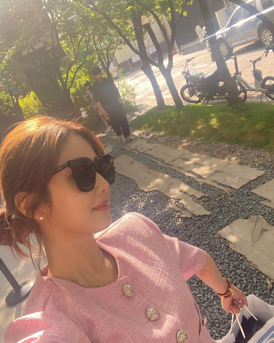 一木美里さんのインスタグラム写真 - (一木美里Instagram)「photo dump①🇰🇷🥰😘  @nugu__official @nugu_beauty の撮影で かわいいUjaさんとご一緒しました❤︎❤︎❤︎ We did photo shooting for nugu:) So happy meet you Uja nim~!See you soon🫶🏻 　  #korea#seoul#韓国#韓国カフェ#kbeauty#MillyKorea#ソウルカフェ#カンジャンケジャン#서울#서울카페」5月21日 19時28分 - misato_ichiki