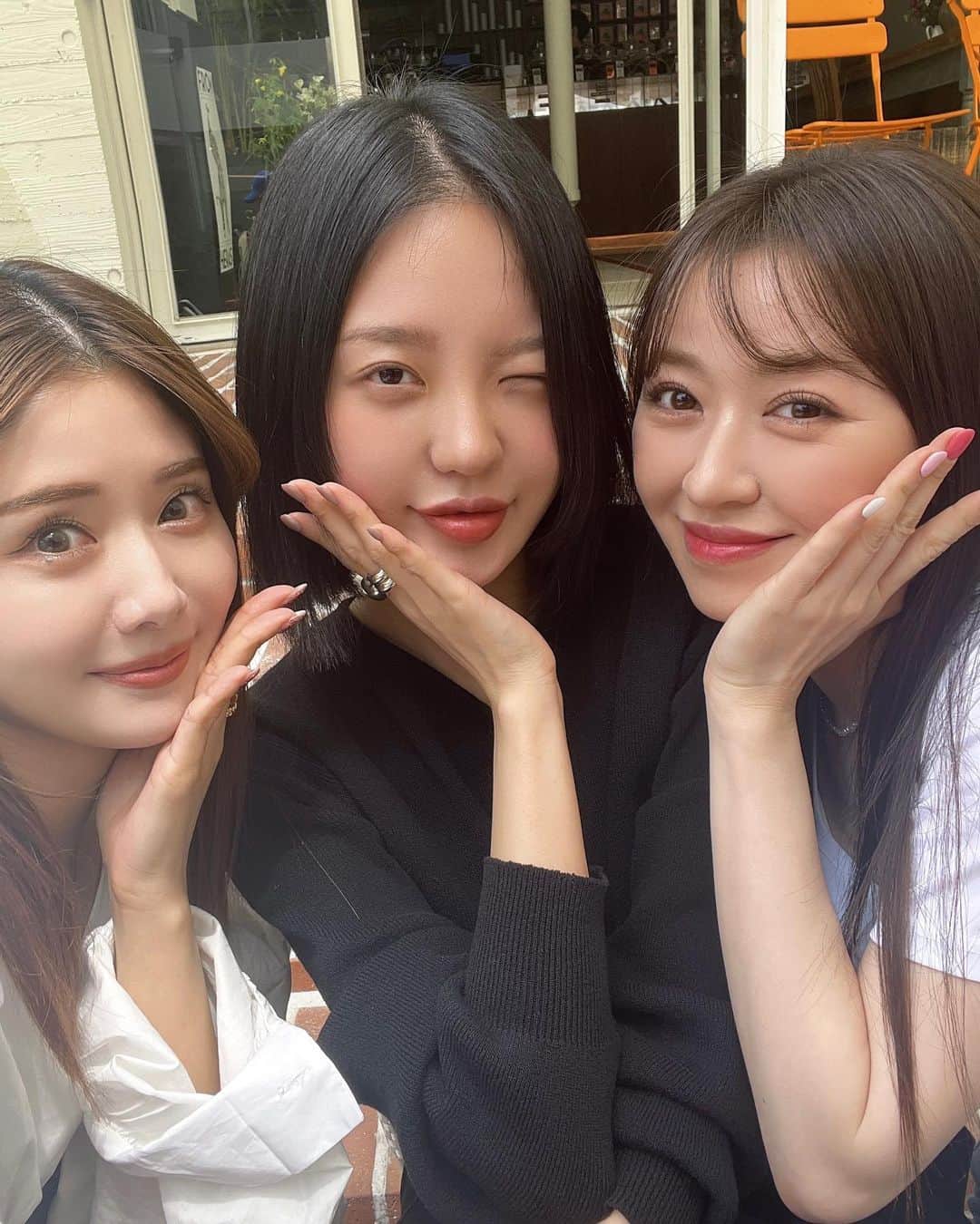 一木美里のインスタグラム：「photo dump①🇰🇷🥰😘  @nugu__official @nugu_beauty の撮影で かわいいUjaさんとご一緒しました❤︎❤︎❤︎ We did photo shooting for nugu:) So happy meet you Uja nim~!See you soon🫶🏻 　  #korea#seoul#韓国#韓国カフェ#kbeauty#MillyKorea#ソウルカフェ#カンジャンケジャン#서울#서울카페」