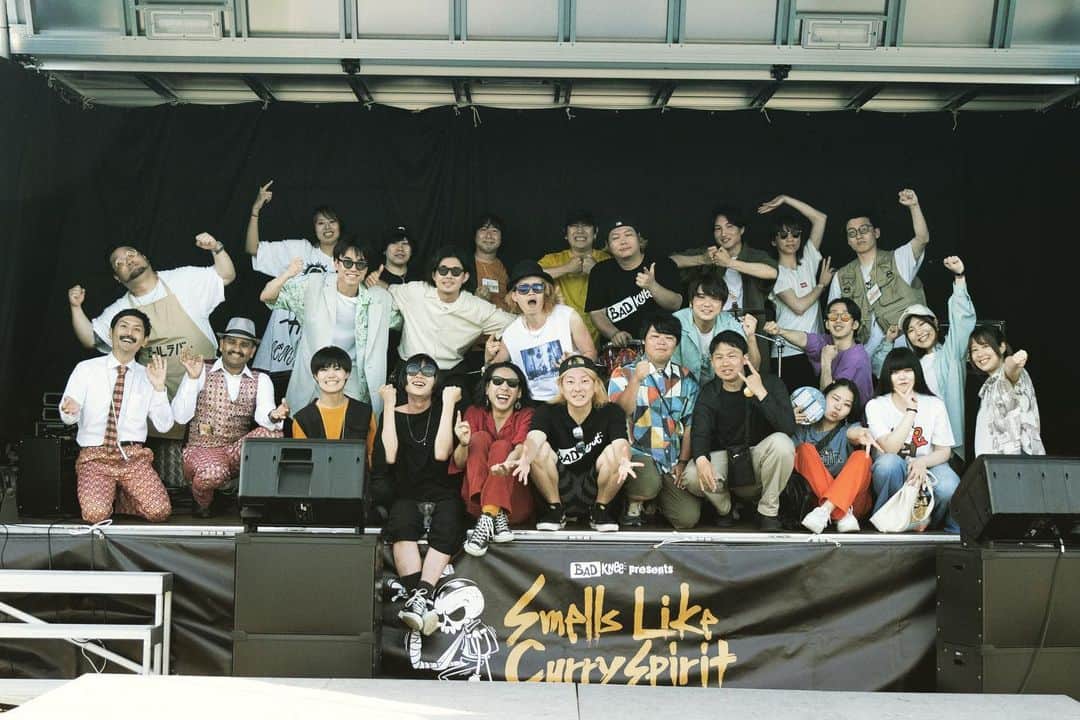 松隈ケンタのインスタグラム：「#舞鶴公園カレーフェス  2日間無事終了❗️  バンド、お笑い、DJ計17組が出演してくれました〜 来場者も約3.5万人超だったそうです。 めちゃくちゃ盛り上がりました！  次は夏の城島で会いましょう🔥  #BADKNee #guldilocks」