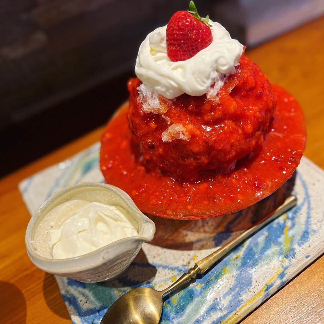 白河雪菜のインスタグラム：「#水道橋 #アンカードレ さん あまでらあまでら🍧レアチーズトッピング 桜杏仁🍧  毎回あまでらあまでらをおすすめしているわたし☺︎ 桜杏仁この前食べたの忘れてた！失敗！ おいしかったからいいか☺︎  #かき氷 #東京かき氷  #かきごおりすと #かきごーらー  #かき氷好きな人と繋がりたい」