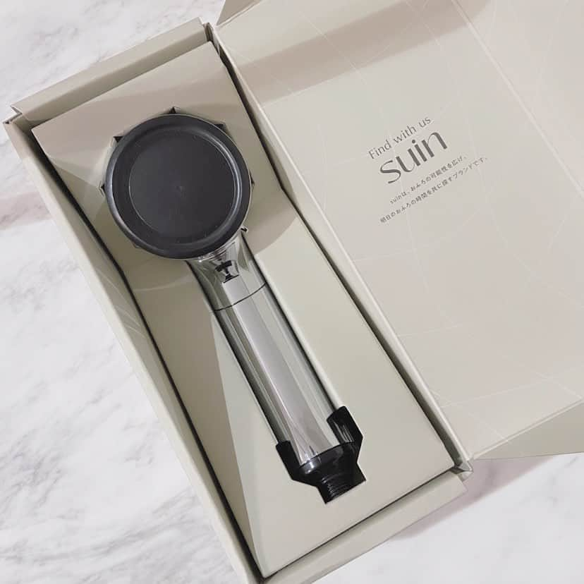 mmmaaakkkiiikkkoooさんのインスタグラム写真 - (mmmaaakkkiiikkkoooInstagram)「\ 我が家のシャワーヘッド/  @suin__official の Water Purification Mist Shower Head   デザインにまずは惚れた💛  機能もしっかり✨✨ ウルトラファインバブルが毛穴の奥まで汚れを落してくれる✨ さらに、 残留塩素を除去する洗浄カートリッジ入りなので髪と肌にとっても優しい💛  通常のシャワーもしっかりパワーがあるのもお気に入りポイント😊  @suin__official からみてみてね😎 . . . . @suin__official #シャワーヘッド#塩素除去シャワーヘッド#モニター #suin #with_suin #シャワーヘッド #ウルトラファインバブル #浄水シャワー」5月21日 19時29分 - mmmaaakkkiiikkkooo