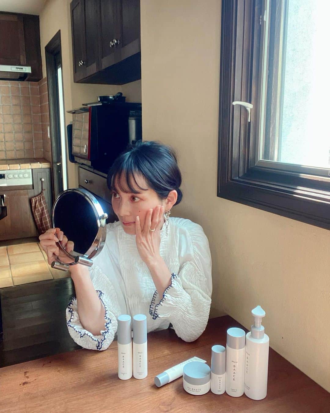 のインスタグラム：「✳︎ お肌の調子がなんか良い気がするのは こちらのおかげかと✨ 使い始めてからひと月以上朝晩しっかり試してる 『Mon BAACE』  ライン使いの中でとくにいいなと思ったアイテムは 「カプセルA」シリーズ ビタミンAを主体としたエマルジョン美容液✨  ビタミンA製品を初めて使う人から経験者まで 濃度別に3段階、３つの美容液があって 私は朝「A-daily」と夜は「A-01」の夜用美容液を使ってるよ🫶🏻 ↑ビタミンA製品を初めて使用する方は 「CAPSULE A-daily」からのご使用がおすすめ🙆🏻‍♀️🤍  以前はビタミンA（スキンケア）をとくに意識して使ってみたことはなかったのだけど シミや小じわ、ハリ感、肌トーン、目立つ毛穴、肌荒れといった初期のエイジングケアには ビタミンＡが配合された化粧品が大切なんだって😊 ビタミンＡは美肌のためには必要不可欠な成分らしい✨  使い心地の良いなめらかなテクスチャーで 翌朝、肌のトーンがあがってる気がするからうれしい😃  ビタミンAスキンケアというものをもっと早くから知っておけばよかった🥹 試して1ヶ月頃から効果を感じてきた気がするよ （ビフォー撮っとけばよかった。。）  『Mon BAACE』 お試しサンプルもあるし 公式をフォローするとプレゼントキャンペーンもやってるみたいなのでぜひ◎  #PR #モンバーチェ #monbaace #ビタミンA #レチノール」