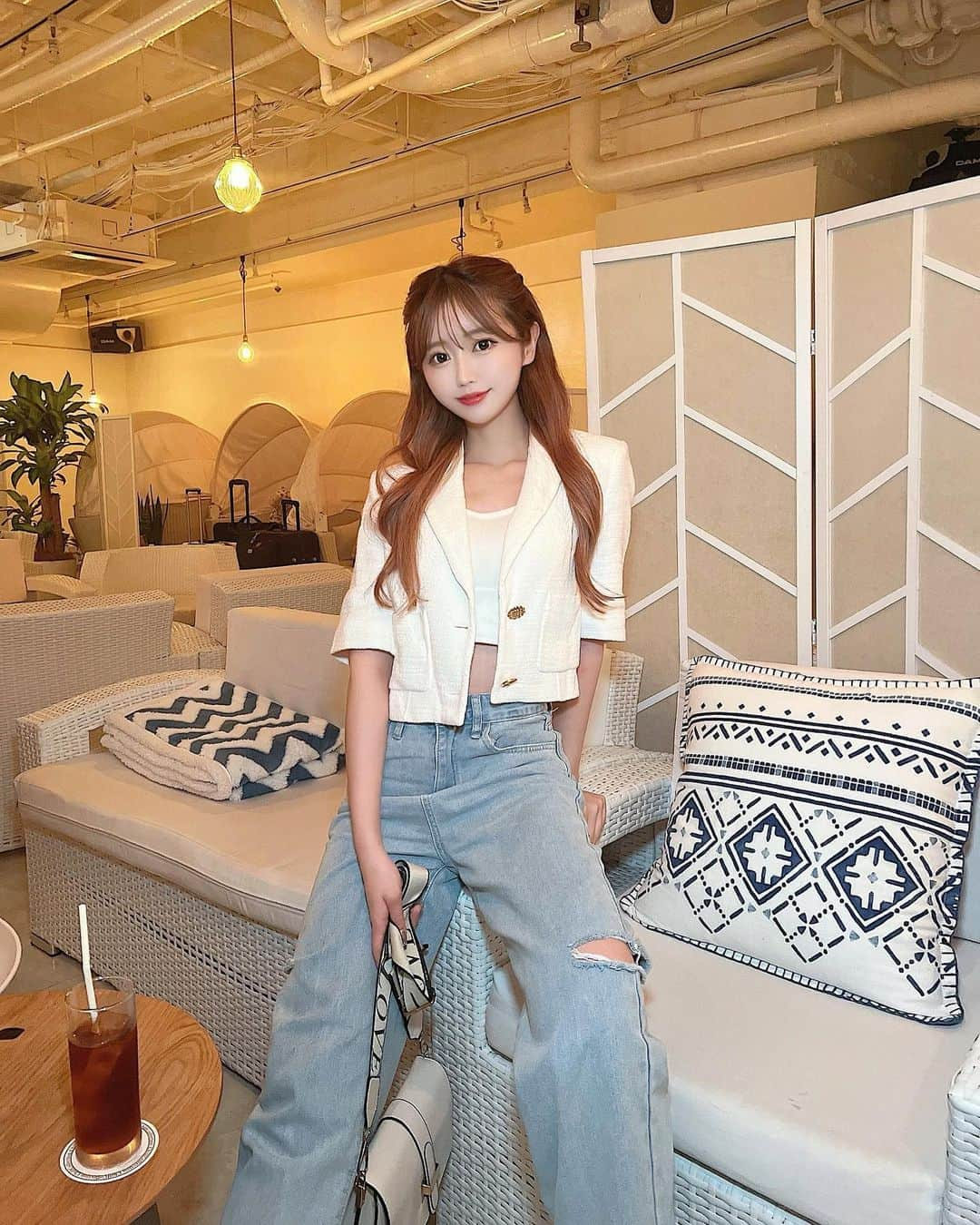 伊上あやさんのインスタグラム写真 - (伊上あやInstagram)「denim×white🤍🐋   #denim  #デニムコーデ  #夏コーデ  #春コーデ  #韓国ファッション  #韓国  #韓国コーデ  #🇰🇷 #渋谷カフェ  #渋谷  #渋谷シーシャ  #大人可愛いコーデ」5月21日 19時29分 - o.aya_0613