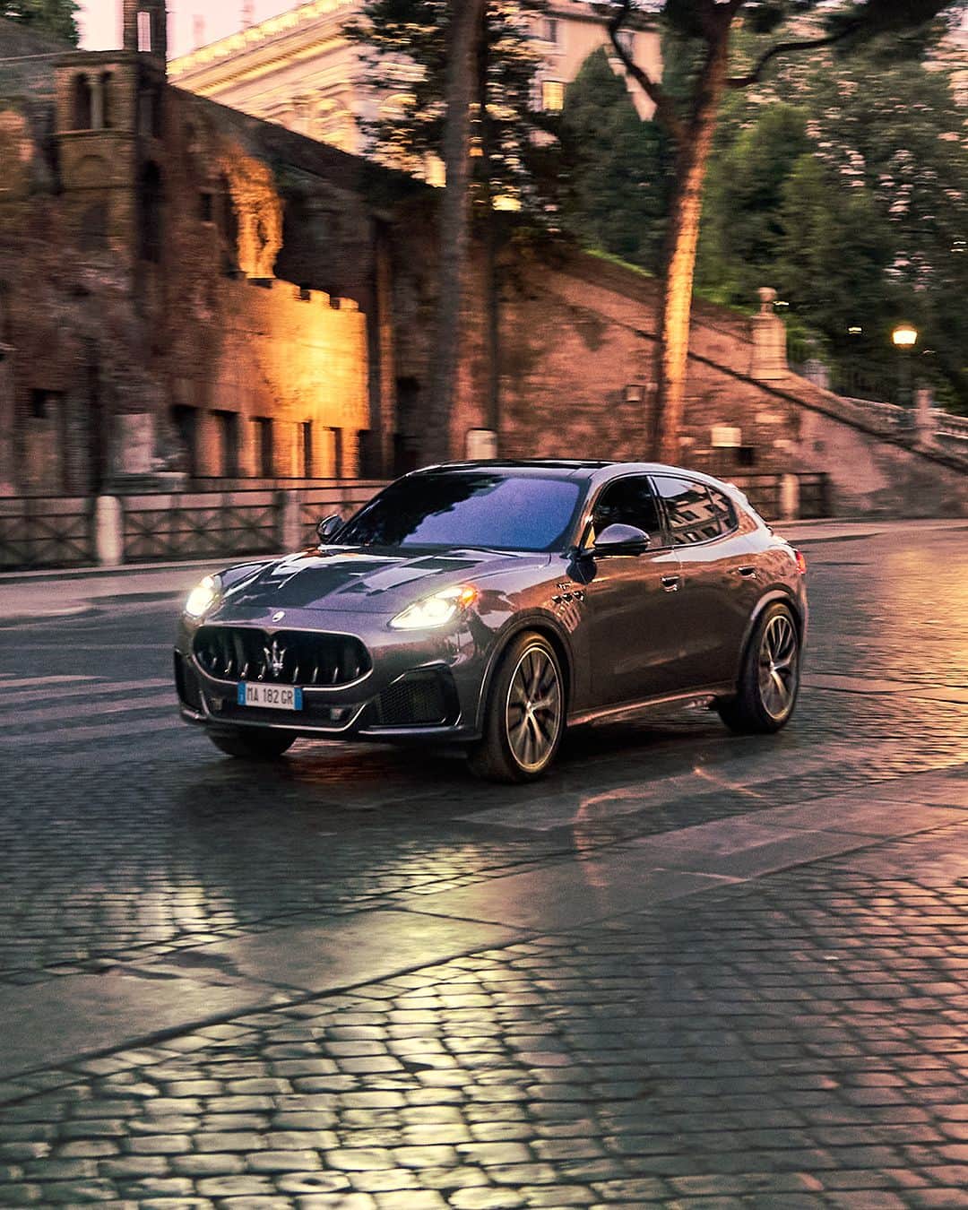 Maserati Japan | マセラティ ジャパンのインスタグラム：「Maserati Grecale Exhibition Days in 大阪  グレカーレの展示イベント終了いたしました。 2日間ご来場ありがとうございました。  全国のマセラティ正規ディーラーにて試乗車をご用意しております。 この機会に是非ショールームにお立ち寄りください。  ＊試乗車の状況はショールーム毎に異なります。詳しくはお近くの正規ディーラーへお問い合わせください。  Grecale Japan Tour も実施中。 https://www.maserati.com/jp/ja/shopping-tools/maserati-grecale-japan-tour-2023  グレカーレの詳細はこちら。 https://www.maserati.com/jp/ja/models/grecale  #Maserati #マセラティ #MaseratiJapan #マセラティジャパン #Grecale #グレカーレ #EverydayExceptional」