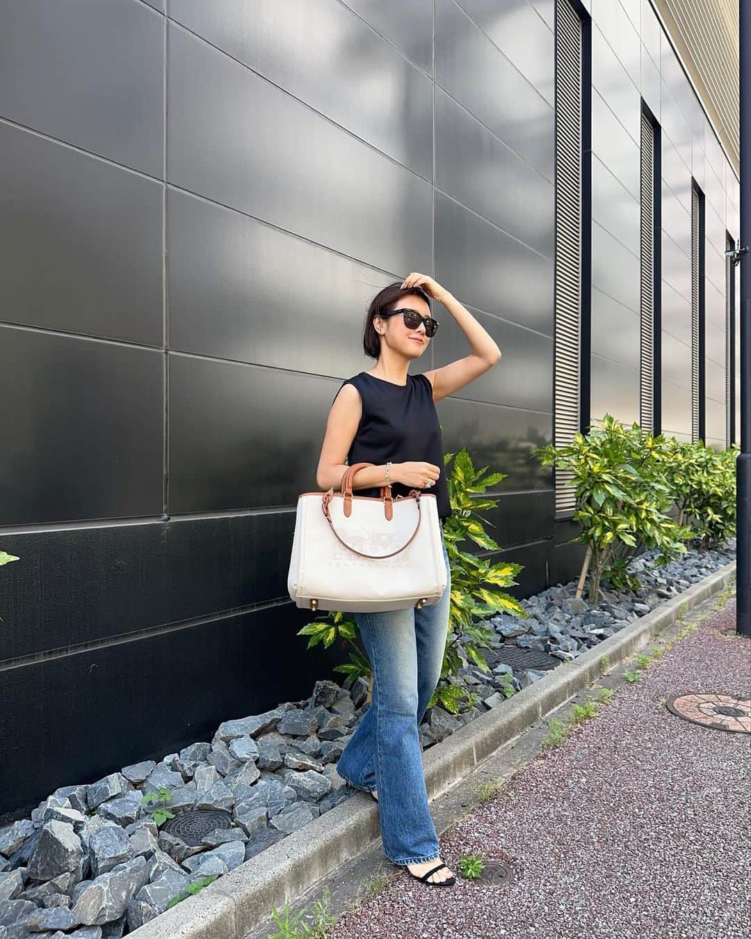 のインスタグラム：「最高気温29℃の夏コーデ まだ5月だけど、夏日もちらほら🫣 服だけでなくBagもこれからのシーズンに使いやすいレザー×キャンバス素材に新調しました👜 収納力抜群でお仕事時や小旅行にもピッタリなのです🤭  @coach_japan @coach  #CoachNY #CoachJapan #コーチバッグ #ad #大人カジュアル #きれいめカジュアル #シンプルコーディネート #大人コーディネート#30代ファッション#アラフォー #夏コーディネート」
