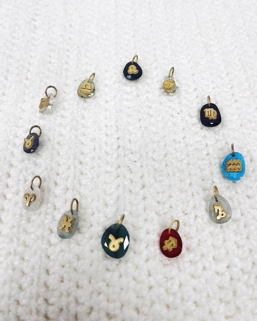のインスタグラム：「stones stone zoo order event💎 5/26 fri.〜6/4 sun.  上質な素材を使いながらも、固定概念に囚われず自由にものづくりを楽しんでいるstones stone zoo.  天然石と18kモチーフのお好きな組み合わせをお選び頂けるペンダントトップオーダーイベントを開催いたします。  天然石は色やかたち、お好きなものをお選び頂けます。 今回は新作の星座モチーフも誕生♎️♊️ 全て一点モノです🕊  ダイヤモンドがあしらわれた動物などのキュートなモチーフが素敵なVintageシリーズや、18kのプレートのピアスもご用意しております。  ぜひこの機会に同じものはふたつとない特別なジュエリーを見つけにいらしてください。  ※オーダー品のお渡しはデザインにもよりますが、7月末〜9月末を予定しております。 ※デザイナー在店日　26,27,28日　14:00〜18:00  #stonesstonezoo#jewelry#accessory#stonejewelry#ienalaboucle#iena#イエナ#イエナラブークル#ienalaboucle_23ss」