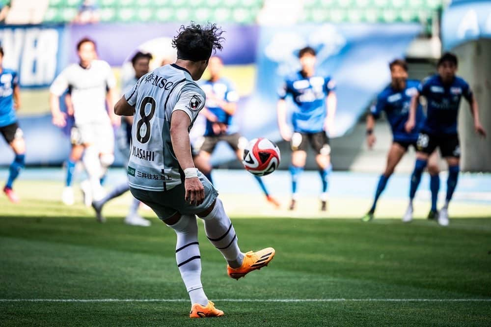 増山朝陽のインスタグラム：「ただいま🤝💙💛 暖かく迎え入れてくれて感謝です。やっぱりスタジアムの雰囲気すきだなぁ😆  最後まで応援してくれてありがとうございました🧡💙 みんなが諦めなかった結果 勝ち点を取れました！ 1試合1試合最後のつもりで持てる力でしきって 頂点に立てるように 日々努力します。 次に向けていい準備を🤝 #下さんの筋肉はすごかった #大分トリニータ #vファーレン長崎 #九州ダービー」