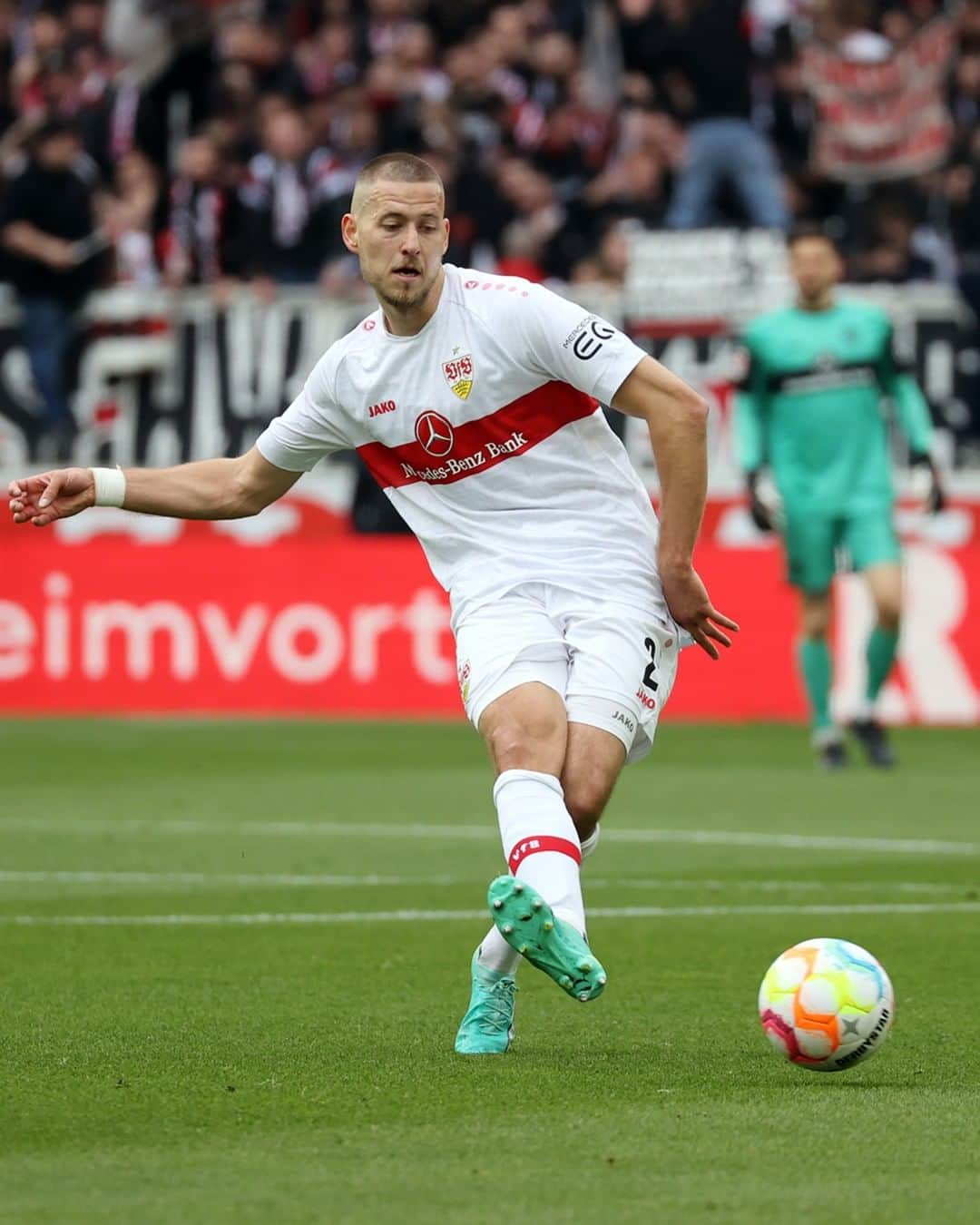 VfBシュトゥットガルトのインスタグラム：「ALLE ZUSAMMEN: Niemals aufgeben!! 🔥💪⚪🔴  🔜 #M05VfB | ⏰🗓 15:30 Uhr  _ [Anzeige] @schanz.rollladensysteme | #VfB #bundesliga #matchday #heimspiel #stuttgart #furchtlosundtreu #vfbstuttgart #vfbstuttgart1893 #VfBInsta」