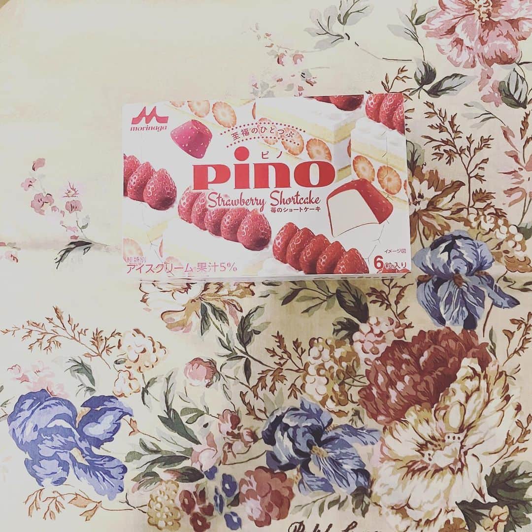 makiのインスタグラム：「🍓　🍓　🍓　  🍓ピノみつけた！🍓  🍓　🍓　🍓　🍓  #ピノ #pino  #いちごピノ #苺のショートケーキ #moringa  #アイス ごちそうさまでした 😋」