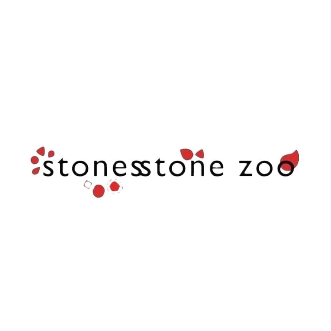 のインスタグラム：「stones stone zoo order  event💎 5/26 fri.〜6/4 sun.  上質な素材を使いながらも、固定概念に囚われず自由にものづくりを楽しんでいるstones stone zoo.  天然石と18kモチーフのお好きな組み合わせをお選び頂けるペンダントトップオーダーイベントを開催いたします。  天然石は色やかたち、お好きなものをお選び頂けます。 今回は新作の星座モチーフも誕生♎️♊️ 全て一点モノです🕊  ダイヤモンドがあしらわれた動物などのキュートなモチーフが素敵なVintageシリーズや、18kのプレートのピアスもご用意しております。  ぜひこの機会に同じものはふたつとない特別なジュエリーを見つけにいらしてください。  ※オーダー品のお渡しはデザインにもよりますが、7月末〜9月末を予定しております。 ※デザイナー在店日　26,27,28日　14:00〜18:00  #stonesstonezoo#jewelry#accessory#stonejewelry#ienalaboucle#iena#イエナ#イエナラブークル#ienalaboucle_23ss」