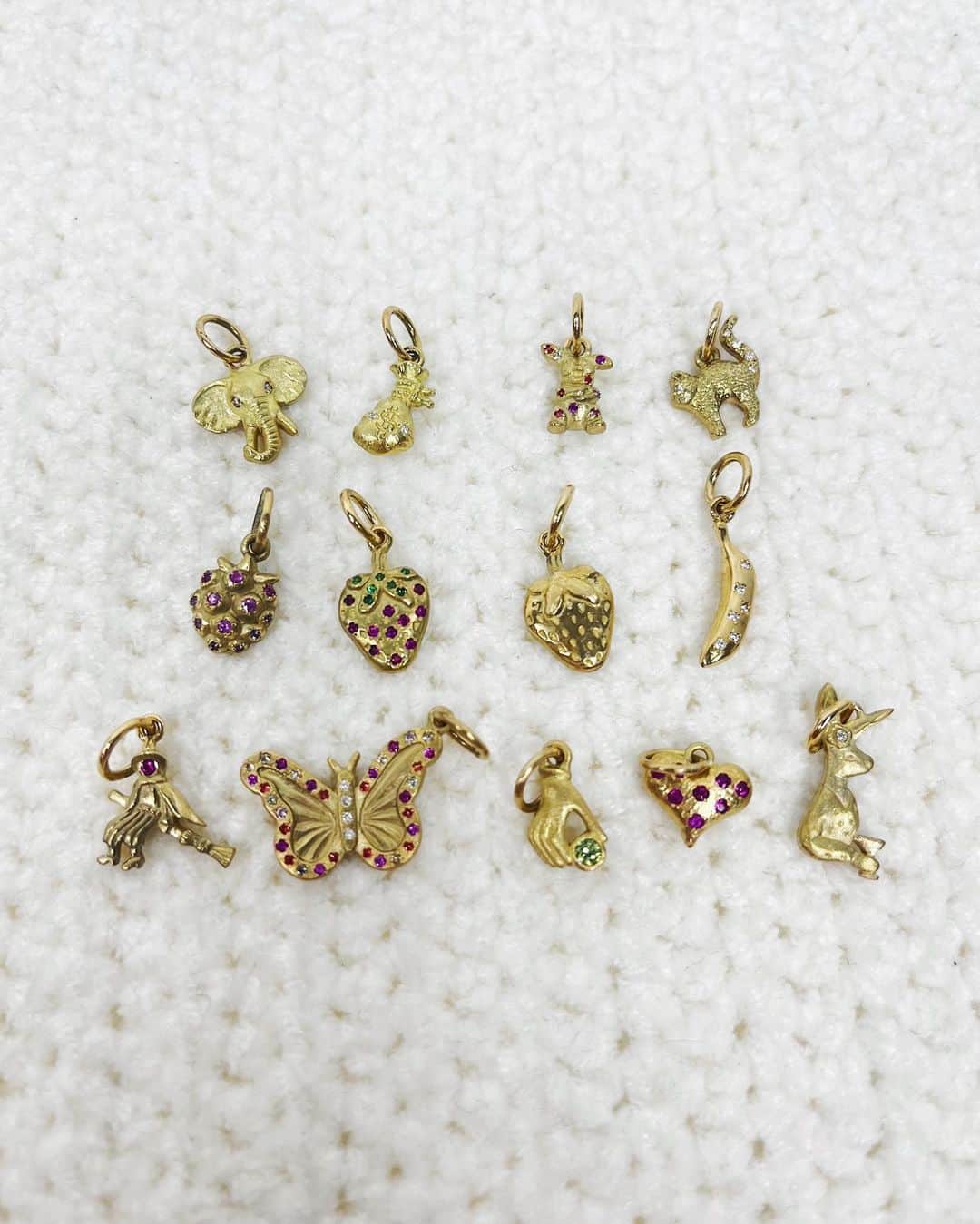 のインスタグラム：「stones stone zoo order  event💎 5/26 fri.〜6/4 sun.  上質な素材を使いながらも、固定概念に囚われず自由にものづくりを楽しんでいるstones stone zoo.  天然石と18kモチーフのお好きな組み合わせをお選び頂けるペンダントトップオーダーイベントを開催いたします。  天然石は色やかたち、お好きなものをお選び頂けます。 今回は新作の星座モチーフも誕生♎️♊️ 全て一点モノです🕊  ダイヤモンドがあしらわれた動物などのキュートなモチーフが素敵なVintageシリーズや、18kのプレートのピアスもご用意しております。  ぜひこの機会に同じものはふたつとない特別なジュエリーを見つけにいらしてください。  ※オーダー品のお渡しはデザインにもよりますが、7月末〜9月末を予定しております。 ※デザイナー在店日　26,27,28日　14:00〜18:00  #stonesstonezoo#jewelry#accessory#stonejewelry#ienalaboucle#iena#イエナ#イエナラブークル#ienalaboucle_23ss」