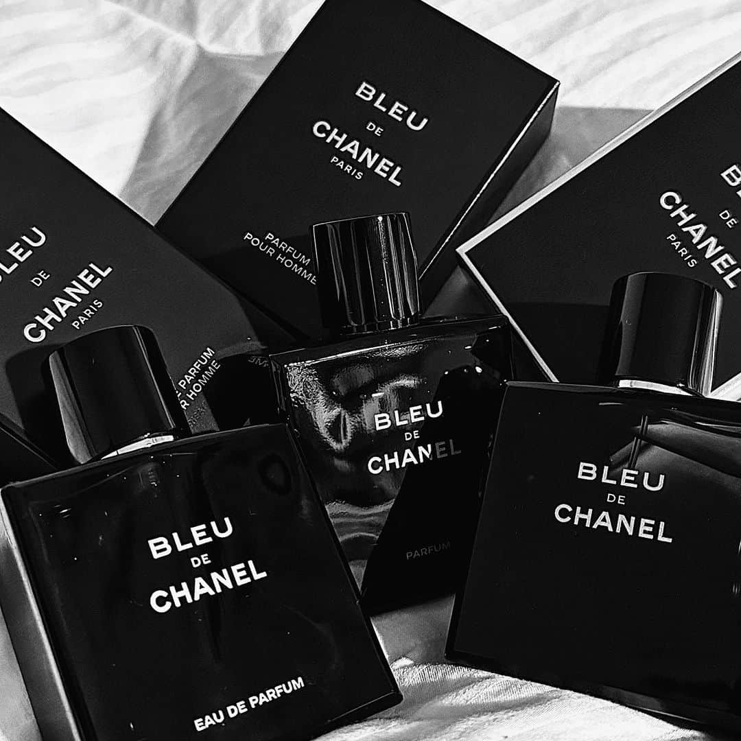 鈴々木響のインスタグラム：「Thank you for CHANEL🖤  @chanelofficial   #bleudechanel #chanelfragrance #giftfromchanel」