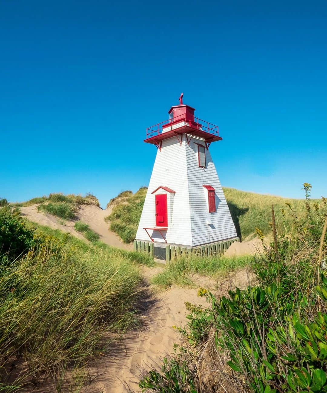 Rich McCorさんのインスタグラム写真 - (Rich McCorInstagram)「I came to Prince Edward Island without knowing too much about the island, except that it’s the home of Anne of Green Gables in the novel, so without a strict itinerary I found myself often stopping if something caught my eye. This stretching road, not too far from Cavendish where the Green Gables house is, was one of those stops. I loved the lush landscape with the road disappearing over the horizon, so I took a snap and then later played with ideas for a cut-out that could work (and then edit in).   The other images in the carousel are other eye-catching places dotted around the island that made me stop & take a moment to enjoy @tourismPEI #ExplorePEI」5月21日 19時37分 - paperboyo