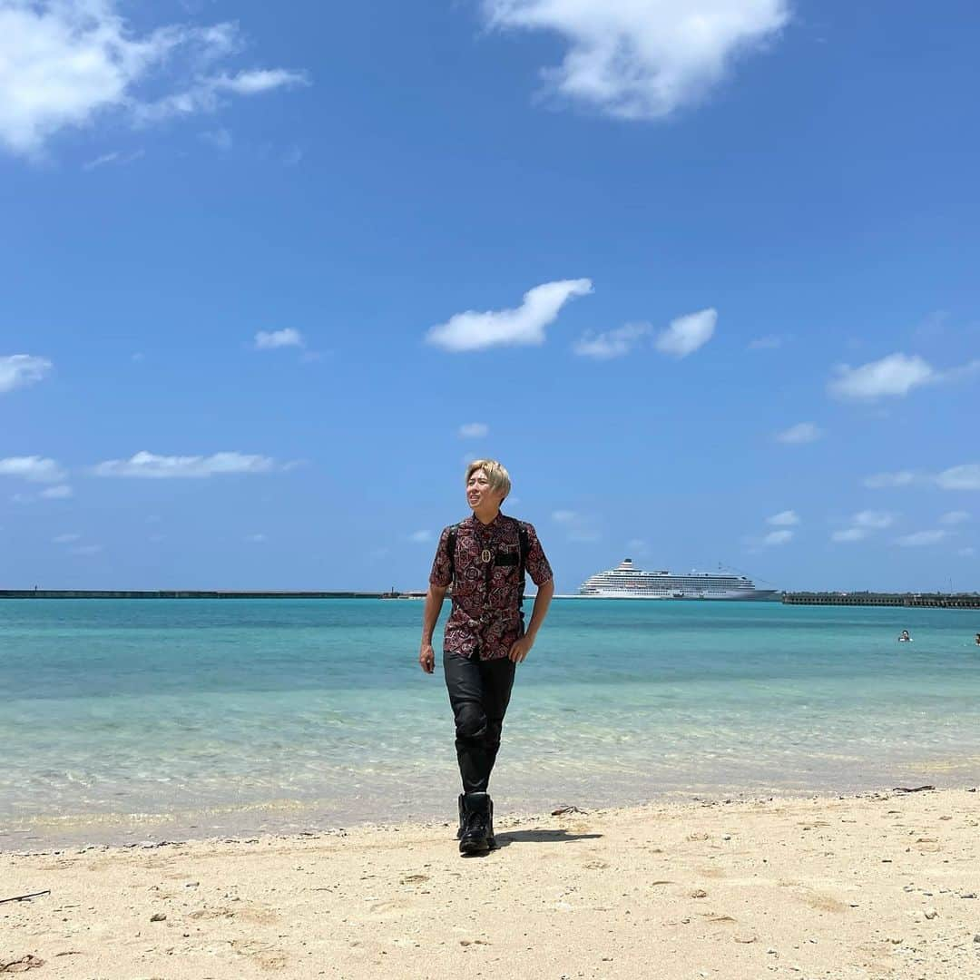 ザンゲ（ZANGE）のインスタグラム：「MIYAKOJIMA🏖🚢 久しぶりに はしゃいだ1日🤣🙌 GWの飛鳥IIグルーズでのショーで宮古島に寄港し、レンタル自転車で島を走りまくりみんな日焼けで皮ずるむけ🤣💦 なかなかXTRAPで旅する事も少なくなってたので、久しぶりにみんなで全力で遊びました😂🙌 #宮古島 #飛鳥ⅱ #miyakojima #asuka2 #lego」