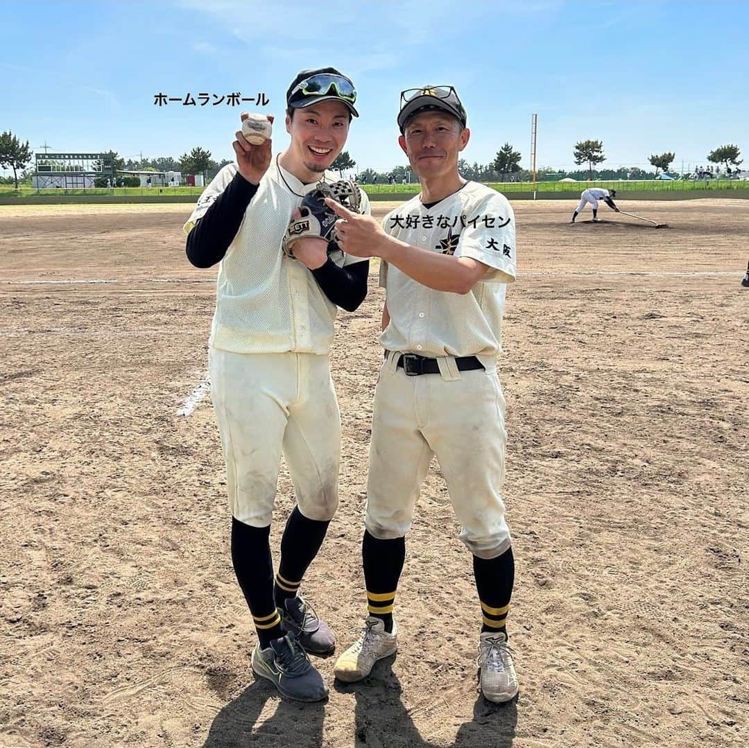 生山裕人のインスタグラム：「. 生山、ホームラン打ちましてん。  高校の野球部OBが、年齢の壁を越えてチームメイトとして戦い甲子園を目指す、マスターズ甲子園の大阪予選に出場してきました。 (下は20代、上は60代)  今年は第20回の記念大会。 我が母校、大阪府立天王寺高校は強豪でして。 進学校ということもあり、高校時代に思いっきり野球をやれなかったおじさん達が、死ぬほど熱くチーム作りをしてるんですよね。 過去19回中、7回優勝はスゴすぎる。  生山はもう野球はプレーしたいと思わないので、あまり参加してなかったんですが、パイセン方からの熱烈アプローチがあり参加してきました。  1番ショートで出場し、4打数2安打1打点2得点1本塁打2盗塁。 ピッチャーとして、1イニング無失点。  助っ人的な扱いをされるので、プレッシャーはありましたが、なんとか結果が出てよかったです。  あっ、ちゃんと1エラーもしましたよ♡  試合は4対3で何とか勝利。 おじさん達が満身創痍で必死に野球する姿を見てたら、試合終わった時に普通に泣いちゃいましたよね。 これだけ人を熱くさせるって、ホンマ素晴らしい大会ですわ。  写真は八尾ベースボールクラブ時代のチームメイトでもある、大好きな仁井パイセンと。 47歳でピッチャーもしながら、フルイニング出場は鉄人でしかない。  久しぶりの野球は楽しかったけど…  ・腰痛 ・ふくらはぎが攣りそう ・10円玉サイズの靴ズレ  代償がデカすぎるて。  P.S. 試合で使った手袋は、千葉ロッテのナイスガイ同級生である荻野貴司にもらったもの。グラブはオーダーで作った『#独立リーグたまらん』グラブ。好きな道具でプレーするとテンション上がりますな。たまらん。  #マスターズ甲子園 #天王寺高校 #千葉ロッテマリーンズ #chibalotte #荻野貴司」