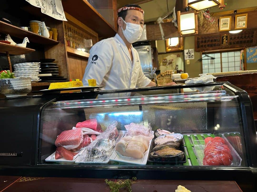 菊田早苗さんのインスタグラム写真 - (菊田早苗Instagram)「新井薬師にある、古くから通うお寿司屋さん。大國寿司。昔はジム帰りにぷらっと入ってましたが、今はとても人気で予約しないと入れない。トークが楽しい、そしてバリエーション豊富で美味い！ 懐かしい昭和の雰囲気も最高！ 地元に愛される最強のお寿司屋さんです。 #新井薬師 #大國寿司」5月21日 19時44分 - sanae.kikuta