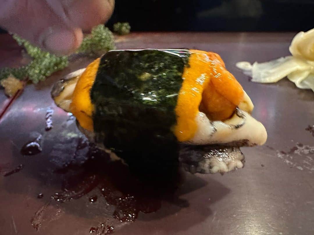 菊田早苗さんのインスタグラム写真 - (菊田早苗Instagram)「新井薬師にある、古くから通うお寿司屋さん。大國寿司。昔はジム帰りにぷらっと入ってましたが、今はとても人気で予約しないと入れない。トークが楽しい、そしてバリエーション豊富で美味い！ 懐かしい昭和の雰囲気も最高！ 地元に愛される最強のお寿司屋さんです。 #新井薬師 #大國寿司」5月21日 19時44分 - sanae.kikuta