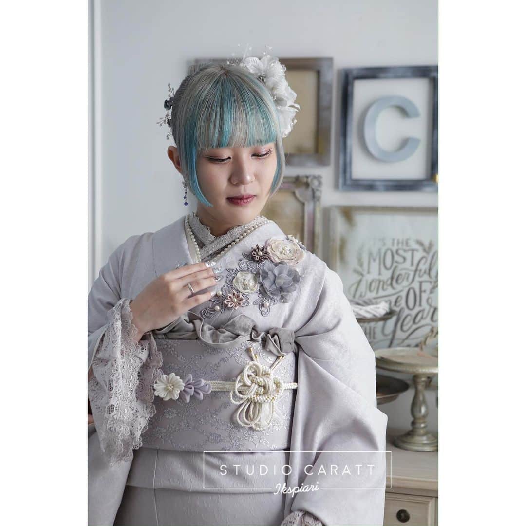 スタジオキャラット イクスピアリ店のインスタグラム：「振袖展示会 5/20(土) - 5/28(日)  ☞ 振袖レンタルのご相談 ☞ 撮影のご相談 ☞ 振袖のご試着  2024年、2025年、2026年 成人式を迎えるみなさま! ご予約お待ちしてます  ご好評につき、 2024年の当日支度枠が 埋まってしまっております😣 お持ち出しのみのご対応となっておりますので、予めご了承ください🥹 2025年、2026年も残りわずかとなっておりますので、お急ぎください🫣  ………………………  #スタジオキャラット #スタジオキャラットイクスピアリ店 #studiocaratt #イクスピアリ #浦安 #舞浜 #着物 #着付け #ヘアアレンジ #メイク #フォトスタジオ #写真館 #photo #photostudio #写真 #家族 #ドレス#振袖 #後撮り #前撮り #成人式 #振袖ヘア #振袖レンタル」