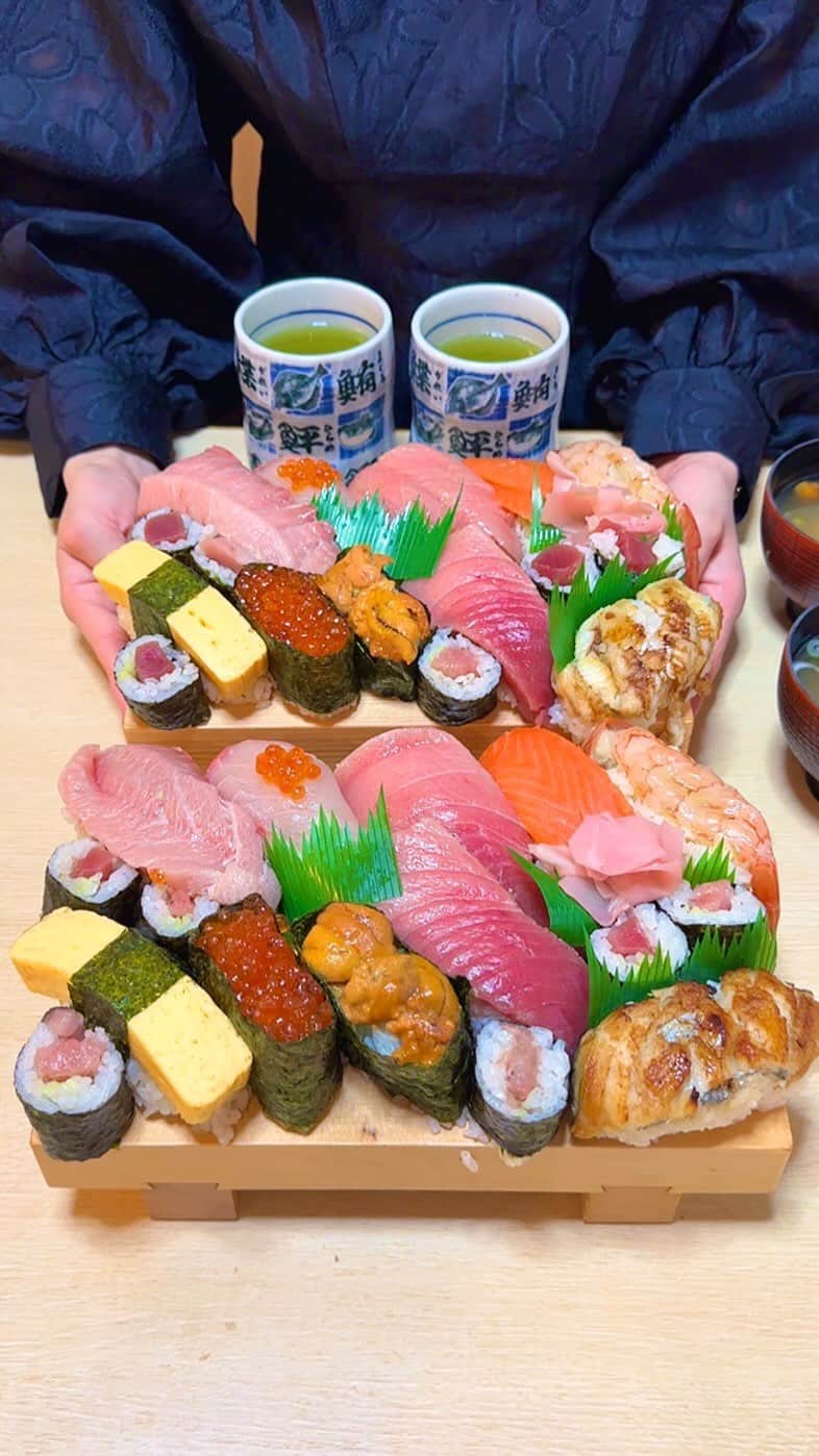 ゆうとグルメのインスタグラム：「🍣東京で1番でかい握りのお寿司屋さん🍣 ㅤㅤㅤㅤㅤㅤㅤㅤㅤㅤㅤㅤㅤ 三鷹にあるわかさ鮨さんの 「特上鮨セット お味噌汁付」3000円 ㅤㅤㅤㅤㅤㅤㅤㅤㅤㅤㅤㅤㅤ 三鷹駅から徒歩17分ほどのところにあるわかさ鮨さんは、特大サイズの握りが名物の老舗お寿司屋さん！ ㅤㅤㅤㅤㅤㅤㅤㅤㅤㅤㅤㅤㅤ 今回は特上セットを注文🍣 ㅤㅤㅤㅤㅤㅤㅤㅤㅤㅤㅤㅤㅤㅤㅤㅤㅤㅤㅤㅤㅤㅤㅤㅤㅤㅤ このお店はお寿司が普通のお店の2〜3倍くらいあるボリューム満点特大サイズなところが人気の理由！ ㅤㅤㅤㅤㅤㅤㅤㅤㅤㅤㅤㅤㅤ 特上セットはトロやウニ、有頭エビなど高級なネタを寿司ゲタから溢れるほどみっちり並べて提供してもらえます！ ㅤㅤㅤㅤㅤㅤㅤㅤㅤㅤㅤㅤㅤ 特大で分厚いネタは新鮮で味もめちゃくちゃおいしいしこのボリュームで3000円はかなりコスパ良いと思う🐟🦐 ㅤㅤㅤㅤㅤㅤㅤㅤㅤㅤㅤㅤㅤㅤㅤㅤㅤㅤㅤㅤㅤㅤㅤㅤㅤㅤ 食べきれない場合はお持ち帰り用のパックももらえるけど失礼のないようにしっかりお腹を空かせて食べに行ってみてほしい！ ㅤㅤㅤㅤㅤㅤㅤㅤㅤㅤㅤㅤㅤ 最近はあらかじめ電話予約していないと入店は不可能📞 ㅤㅤㅤㅤㅤㅤㅤㅤㅤㅤㅤㅤㅤ 人気すぎて電話もなかなか出てもらえないけどお昼どきを避けた17〜19時の時間帯にかけるのが狙い目だと思う！ ㅤㅤㅤㅤㅤㅤㅤㅤㅤㅤㅤㅤㅤ もたもたしていると途中で電話切られちゃうこともあるみたいだから、(日付･時間･人数･注文する品･わさび有無)はスムーズに伝えられるようにメモしておくといいかも！ ㅤㅤㅤㅤㅤㅤㅤㅤㅤㅤㅤㅤㅤ 大将とすこしだけ話してみたけど、もともとは近くで働く警察官のためにデカいお寿司を作るようになったらしくお客さん思いの優しい人だった👨🏼‍🍳🍵 ㅤㅤㅤㅤㅤㅤㅤㅤㅤㅤㅤㅤㅤ おすすめ！！ ㅤㅤㅤㅤㅤㅤㅤㅤㅤㅤㅤㅤㅤ ㅤㅤㅤㅤㅤㅤㅤㅤㅤㅤㅤㅤㅤ—————————————— 📍東京都三鷹市下連雀7-6-24 ⏰11:00〜23:00 🛌月曜定休 🚃三鷹駅から徒歩17分 —————————————— #三鷹グルメ #東京グルメ #東京ランチ #わかさ鮨 #お寿司 #デカ盛り #tokyo #sushi #japantrip   #東京観光 #東京旅行 #三鷹 #マグロ #カフェ好きな人と繋がりたい #ごはん記録 #おいしい #instafood #japantravel #tokyofood」