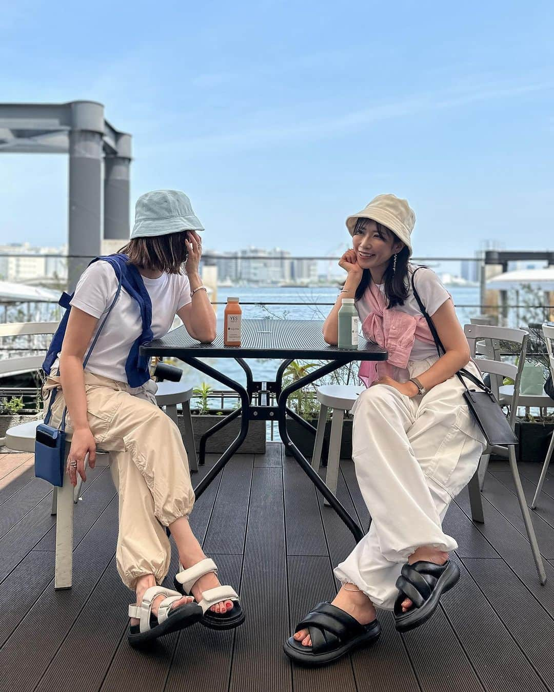 l.lily1013のインスタグラム：「全身ユニクロ×GUコーデ  @stylehint_official のイベントへ✨ コーデのテーマは海辺BBQ🌊🍖  アウトドアにはTシャツ着たい！ 海だから白も着たい✨  だから汚れても洗濯機でガシガシ洗えるユニクロとGUで😚 バケハはユニクロのパイル生地のUVカット✨✨ 私はユニクロのミニT ここちゃんはユニクロのクルーネックT 2人ともMサイズ着てるよ！  @beside_seaside でいい休日だった！！  私 tops @uniqlo_jp  bottoms @gu_for_all_  shose #gu #メンズコーデ  バケハ：UVハットパイルバケットハット  ここちゃん @rococo39 # tops @uniqlo_jp  bottoms @uniqlo_with  shose #ジーユー バケハ ：UVカットパイルバケットハット  #カジュアルコーデ#ユニクロコーデ#ユニクロ #ジーユーコーデ#休日コーデ#バーベキューコーデ #きれいめカジュアル#海コーデ#双子コーデ#ふたごコーデ#アウトドア女子 #アウトドアコーデ」