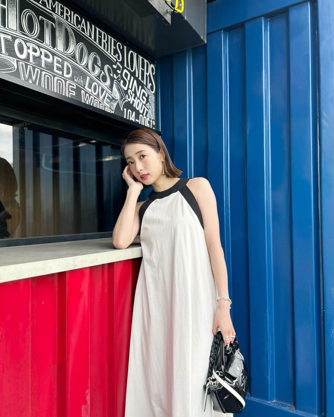 冨張愛のインスタグラム：「MARVEL観るのが毎日の楽しみ🇺🇸 ガーディアンズ3を見てから再熱してしまいました❤️💙 Captain America色の壁を見つけたので撮ってみた😚笑✌️ お洋服は大好きなアメスリです。  onepiece ... #akte #アクテ @akte_official  bag ... #longchamp @longchamp  shoes ... #bananarepublic @bananarepublic_jp  #instagood #coordinate #ootd #outfit #fashion #instafashion #meg_ootd #코디네이트 #패션 #카메라 #コーディネート #コーデ #ファッション #今日のコーデ #今日の服 #157cmコーデ #アメリカンスリーブ #アメスリワンピース #アメスリワンピ #アクテ #ロンシャン #バナリパ」