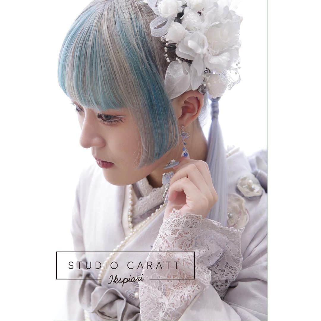 スタジオキャラット イクスピアリ店のインスタグラム：「振袖展示会 5/20(土) - 5/28(日)  ☞ 振袖レンタルのご相談 ☞ 撮影のご相談 ☞ 振袖のご試着  2024年、2025年、2026年 成人式を迎えるみなさま! ご予約お待ちしてます  ご好評につき、 2024年の当日支度枠が 埋まってしまっております😣 お持ち出しのみのご対応となっておりますので、予めご了承ください🥹 2025年、2026年も残りわずかとなっておりますので、お急ぎください🫣  ………………………  #スタジオキャラット #スタジオキャラットイクスピアリ店 #studiocaratt #イクスピアリ #浦安 #舞浜 #着物 #着付け #ヘアアレンジ #メイク #フォトスタジオ #写真館 #photo #photostudio #写真 #家族 #ドレス#振袖 #後撮り #前撮り #成人式 #振袖ヘア #振袖レンタル」