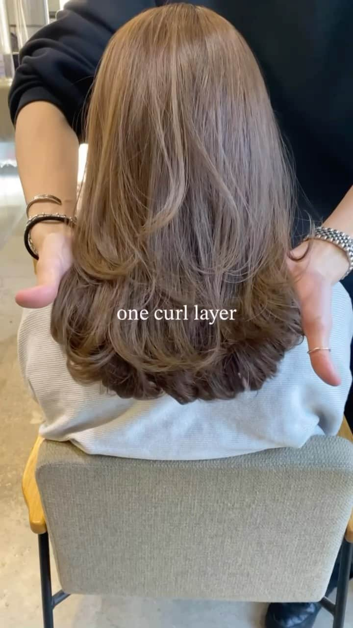 小西涼のインスタグラム：「お客様スタイル✂︎✂︎✂︎ ． ワンカールレイヤー×シアベージュ✨ ワンカールスタイリングのフレアミディアム✂︎ 透明感・艶感の高いグレージュ✨  フェイスレイヤーで大人っぽく👌  ポニーテールにしても可愛さアップ🙆‍♂️ ． #ベージュ #グレージュ#シアベージュ  #スタイリング#ミディアムレイヤー#レイヤーカット #レイヤー #ハイライト #シークレットハイライト #外ハネ＃シアン#シアベージュ#ポニーテール」