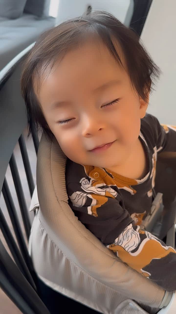 EMIのインスタグラム：「食べながら寝落ち♡  途中でニコッとする笑顔がたまらん♡  #babyboy #baby #goodnight #mylove #family #赤ちゃん #男の子ママ #男の子ベビー #家族 #息子 #10ヶ月ベビー」