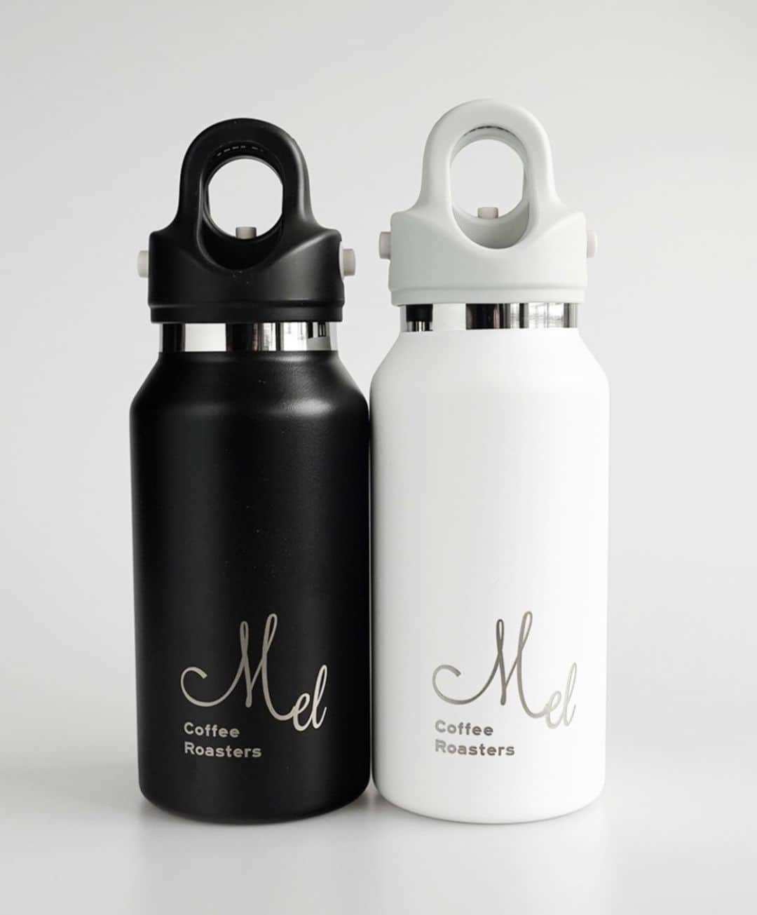 Mel Coffeeのインスタグラム：「Mel Coffee Roasters オリジナルボトル。 5/26 〜予約販売開始。  コンパクトな軽量タイプ。仕事や外出する時のお供に、コーヒーや晩酌用の持ち帰りにも。デイリーユースに最適なサイズ感です。ビールは350ml缶まるまる一本分、コーヒーはトールサイズが入ります。  RevoMax Innovationsは、元インテル社のエンジニアであったレオ・シャオ氏が、身近な製品をクリエイティブに再設計し、社会にイノベーションをもたらすことを使命として2015年に創立されました。RevoMaxのブランド名はRevolutionary (革新的な) + Maximize (最大化)を意味しており、革新的な発明を通して人々の利便性を最大限に高める、というメッセージが込められています。従来のネジ込み式のキャップは、開け閉めが面倒であるばかりか、きちんと閉まっていなければ漏れてしまいます。どうすればこの問題を解決できるのか、と真剣に考えた結果生まれたのがワンタッチ開閉式の独自キャップを搭載したRevoMaxです。RevoMaxは簡単・確実にキャップを開け閉めすることができます。また、長時間の保温保冷性能も業界トップクラスです。  ◆製品仕様 サイズ：直径 65／高さ 193(mm) 口　径：48(mm) 重　量：274g カラー：オニキスブラック 材　質：内びん／ステンレス鋼　胴部／ステンレス鋼（ポリエステル樹脂塗装※）キャップ／ポリプロピレン、パッキン／シリコン　※ギャラクシーシルバーを除く  たった一秒の快適さ 炭酸を入れられる秘密はフタにあり 片手で簡単に開閉できるユニークなキャップ。 ３つのボタンを同時にプッシュして瞬時にオープン、リングを引き上げ瞬時にロック。 片手で開けられるので子供でも簡単に開閉できる。  空気がないと、温度が一定！？ ステンレス２重構造、間が真空のため内部が温度変化しにくくなっています。さらに真空部分を銅でコーティングすることで熱の出入りをシャットアウト。  お手入れ簡単、衛生的 REVOMAXのキャップセットは「リング」「キャップ」「パッキン」の３パーツに分解でき、丸ごと洗えて衛生的。 キャップセットは食洗器で洗浄可能です。ボトル本体は食洗器は使用できません。  -REVOMAXのひみつ-  304ステンレス 耐蝕性、耐熱性、耐衝撃性に優れ、食器にも使われているステンレスです。飲料を美味しく保ち、お手入れも簡単。乳幼児や高齢者にも安全にご使用いただけます。  口径4.4cm、 飲み口の程よい厚み 氷も茶殻も詰まることのない口広タイプで、洗浄スポンジ　もすっぽり。奥までしっかり洗えます。  銅コーティング ステンレス真空部分に念入りに銅コーティングが施されているため、熱の出入りをシャットアウト。  真空断熱構造 ステンレスが二重構造で、その間が真空のため内部の放熱を抑え、外気温の影響を受けにくい構造。  表面は パウダーコーティング ボトル表面は指紋がつきにくく、結露せず濡れた手でも滑りにくいパウダーコーティングが施されています。  #melcoffeeroasters #メルコーヒーロースターズ #bottle #takeout #takeaway #togo」
