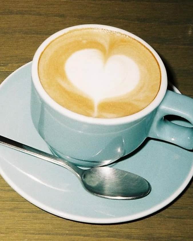 高橋龍之介のインスタグラム：「☕️🎞️  おすすめの喫茶店、カフェ定期的にみんなに聞いてる気がするんだけどまたおすすめなお店あったら教えて欲しいです。 あと、ちーずけーきがおいしいとこも！🧀  #神仙ふぃるむ」