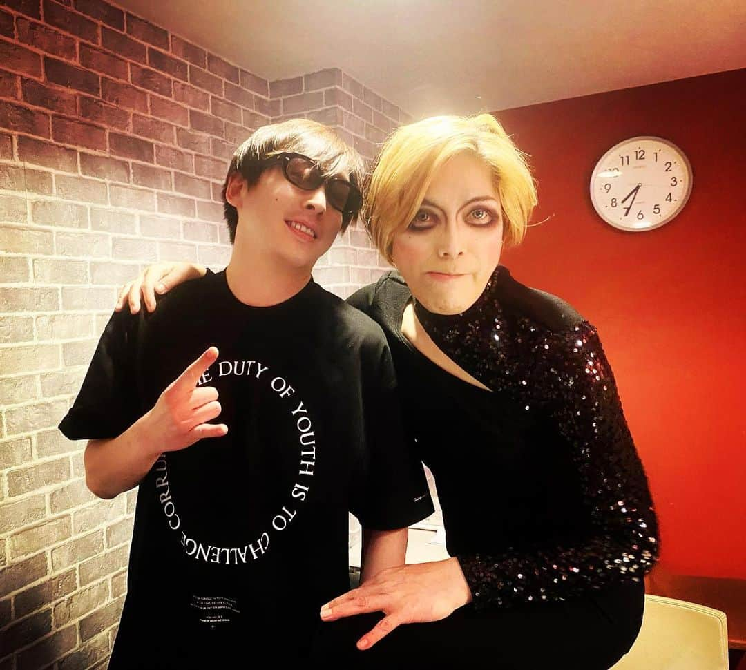 山口賢人さんのインスタグラム写真 - (山口賢人Instagram)「ROLLYさん！33周年記念LIVE！！ お邪魔させて頂きました！  永遠のロックスター⚡️ ツーショット嬉しすぎる  ファン心理発動するw  BUCKSのChase of lifeを一緒にプレイさせて頂いた、あの日は、僕の宝物  T shirt - @noisescape_official  sunglasses - @effector.eyewear」5月21日 19時59分 - kentyamaguchi11