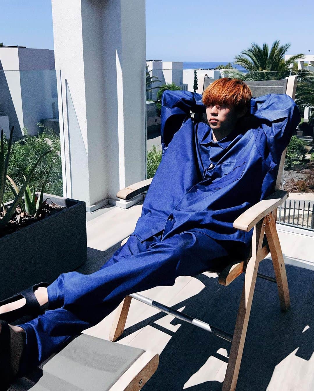 ミノトールのインスタグラム：「MINOTAUR INST. TECH DENIM SHIRTS/RS PANTS  FUNCTION : BREATHABLE COOL TOUCH QUICK DRYING STRETCH WATER ABSORPTION  現代生活で快適な素材、パーツ、ディティールによってアップデートしたテクニカルデニムシャツ&パンツ 最高級綿スーピマコットン80番手糸と吸水、速乾、透湿機能糸で制作されたストレッチデニムにより、風合いある快適多機能素材仕様。 極力ステッチやボタンが見えないミニマル仕様。  シャツはポケット内のものが落ちにくい固定フラップ付きの定番胸ポケット仕様で、背面のMINOTAUR INST.の刺繍ロゴがさりげないアクセントに。 パンツは膝下はやや強めにテーパードさせつつも、ストレッチ / 吸水速乾の効いた生地と太もも周りのゆとりある着用感で、快適なはき心地を実現。 ポケットは左右と右ヒップ、更に腰部分にスマートフォンなども入る隠し収納を設け、裏地はメッシュで内部の蒸れを軽減。 ウエストはマグネットバックルベルトでワンタッチ着脱が可能に。 シンプルかつミニマルな縫製とデザインも特徴的でリピーターも多いエッセンシャルアイテム。  Technical denim shirts and pants updated with comfortable materials, parts, and details for modern life. Stretch denim made with the finest Supima cotton 80 count yarn and water-absorbing, quick-drying, and moisture-permeable yarns for a comfortable multi-functional material with a texture.  The shirt has a standard chest pocket with a fixed flap to prevent items from falling out, and the embroidered MINOTAUR INST. logo on the back adds a subtle accent.  The pants are slightly tapered below the knee, but the stretchy/water-absorbing and quick-drying fabric and the loose fit around the thighs make it comfortable to wear. The pockets on the left and right hips and on the waist have hidden storage for smartphones, etc., and the mesh lining reduces stuffiness inside. The waist can be put on and taken off with a magnetic buckle belt. An essential item with simple and minimal stitching and design that has many repeat customers.  Production : Made in Japan Material : Made in Japan  #minotaur_inst #minotaurinst #minotaur #ミノトールインスト #ミノトール #functional #comfortable #miyashitapark #tech #techwear #テック #relaxsmart #リラックススマート #relaxsmartwear #リラックススマートウェア #denim #techdenim #denimshirts #デニム #デニムシャツ #unisex #ユニセックス #setup #セットアップ」